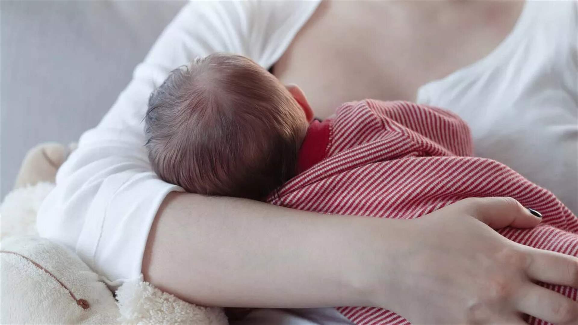 بعد أن ضبطت أختها ترضع طفلها دون إذن... أمّ تستدعي الشرطة وهذا ما حدث!