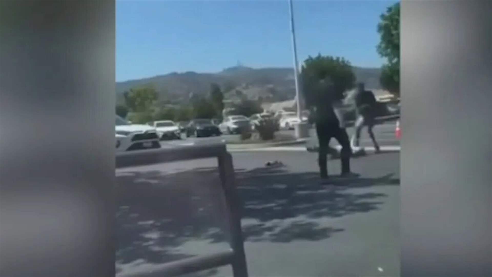 مشهد صادم... لصٌ يجر مسنّة على الطريق في وضح النهار وهذا ما حصل معها! (فيديو)