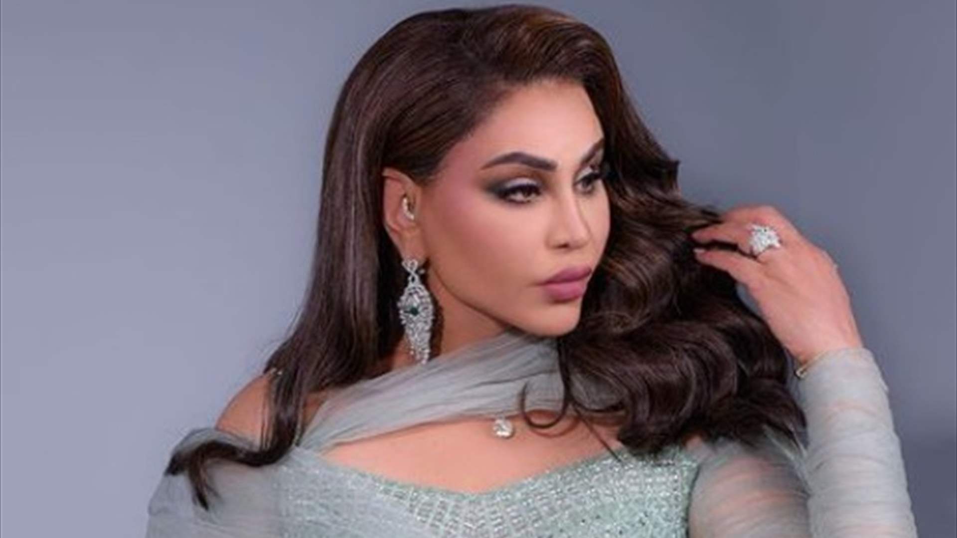مروحة من الريش الأسود.. معجب يفاجئ أحلام الشامسي بهديته لها (فيديو)
