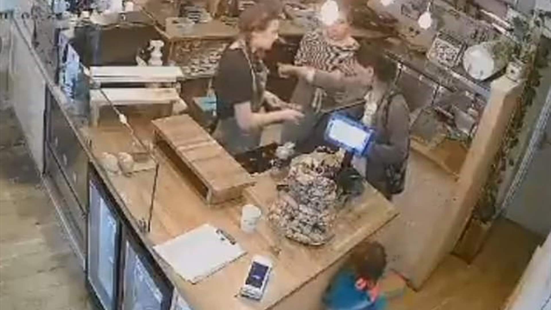 أسهل عملية سرقة في أحد المقاهي...وفاعلها طفل لا يتجاوز الـ 10 سنوات! (فيديو)