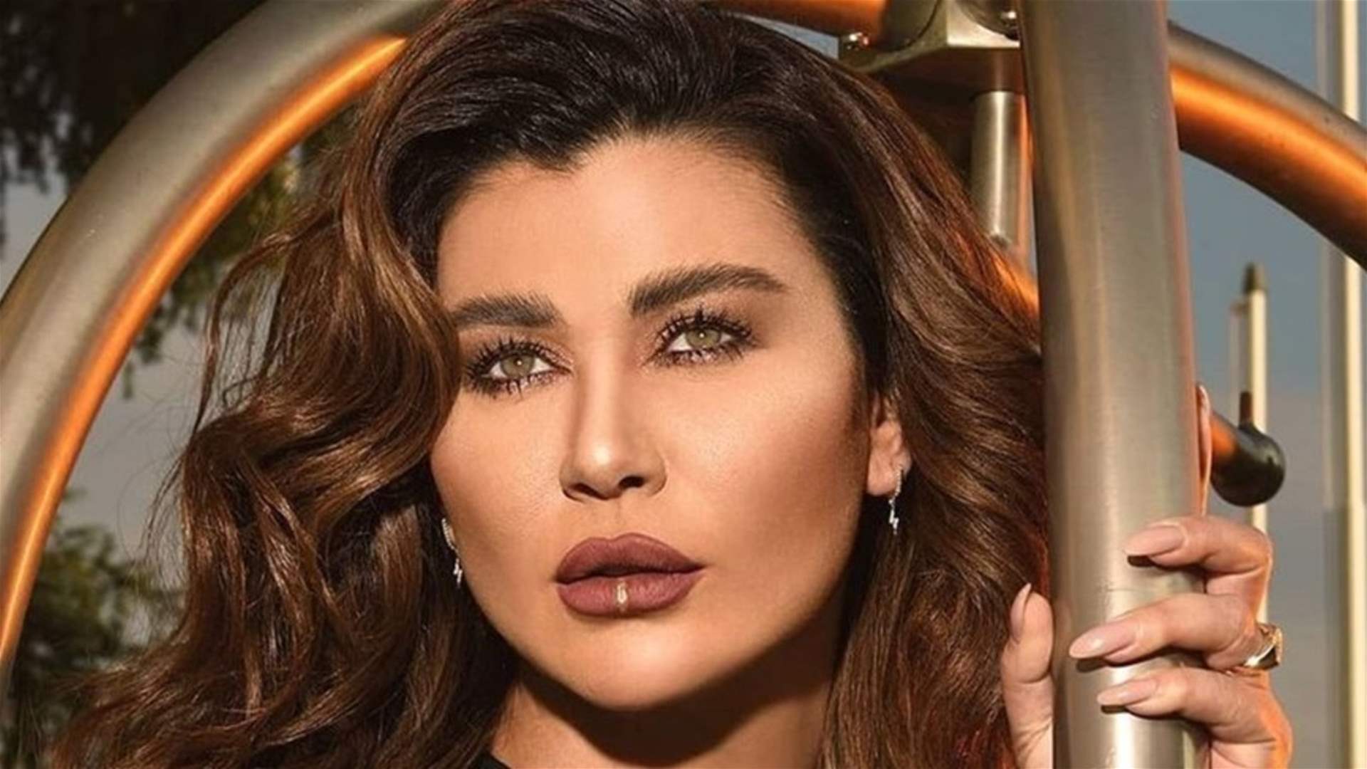 "لما تفاجئ أهلك بالليل"... بين نادين الراسي ووالديها: قلوب وتصفيق وقبلات! (فيديو)