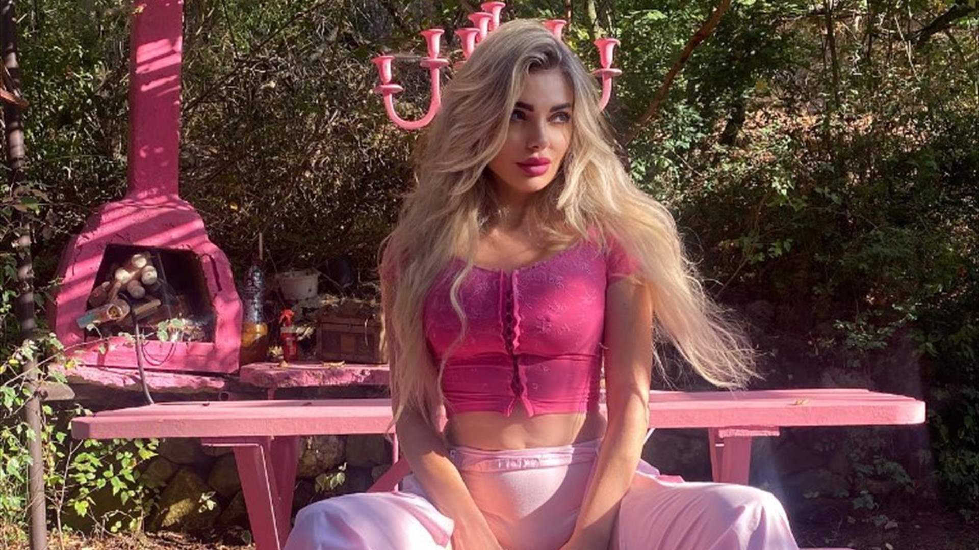 بعد اللباس الأبيض في حفل عمرو دياب.. ميريام كلينك تفرض على جمهور حفلها: الكل يلبس زهري عملوا معروف! 