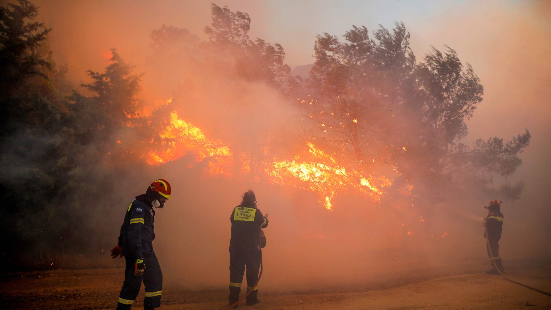 Authorities order to evacuate an area near Athens due to fires