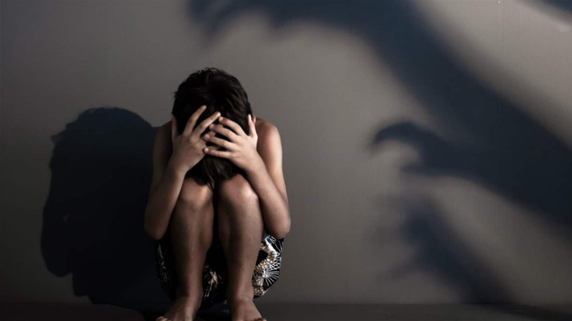 بعد وفاة والدها وضعوها تحت وصايته...اغتصبها وجعلها حاملاً منه ثم أجبرها على الاجهاض في هذا البلد!