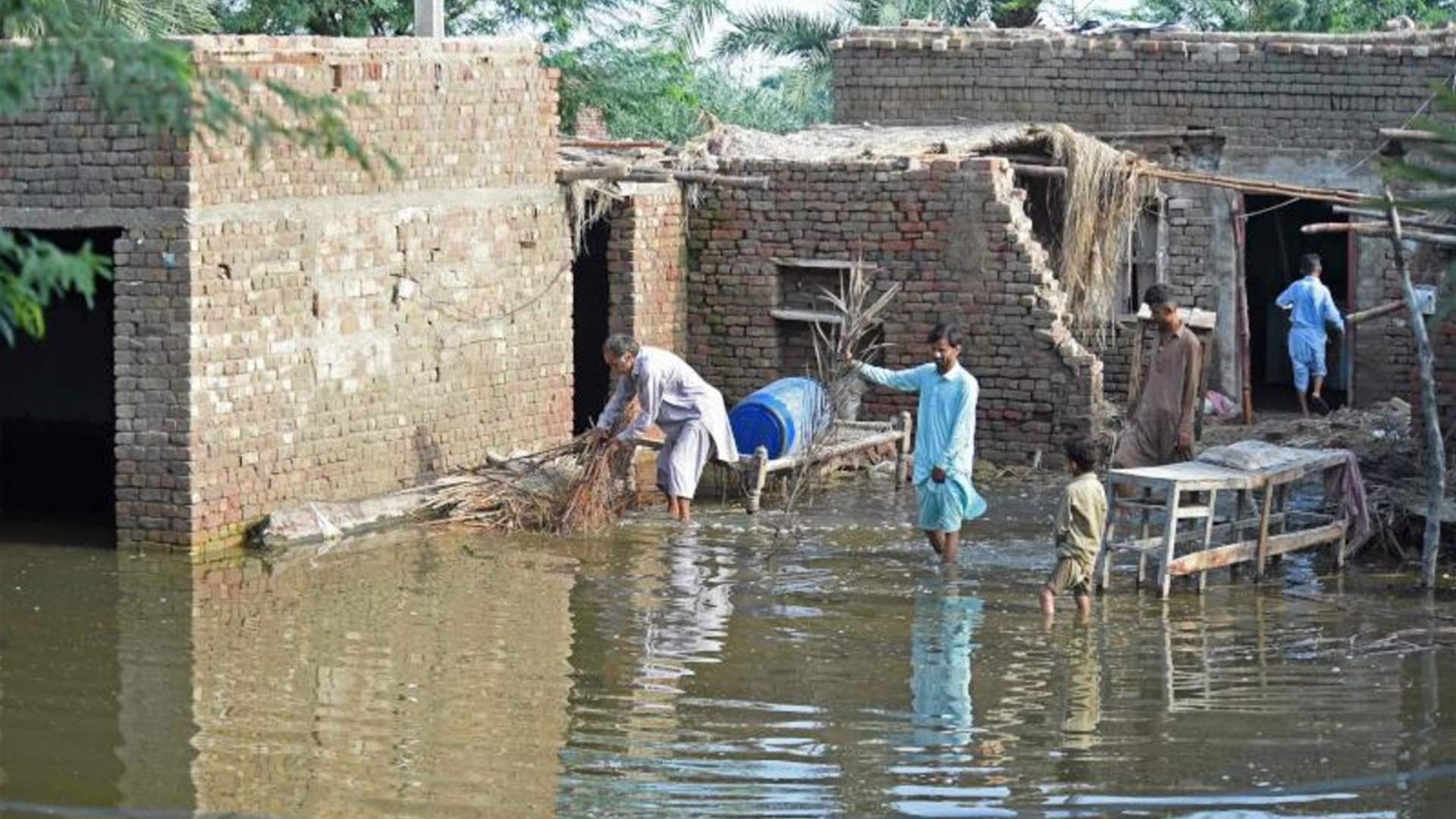 إجلاء نحو 100 ألف شخص بعد فيضانات في شرق باكستان 