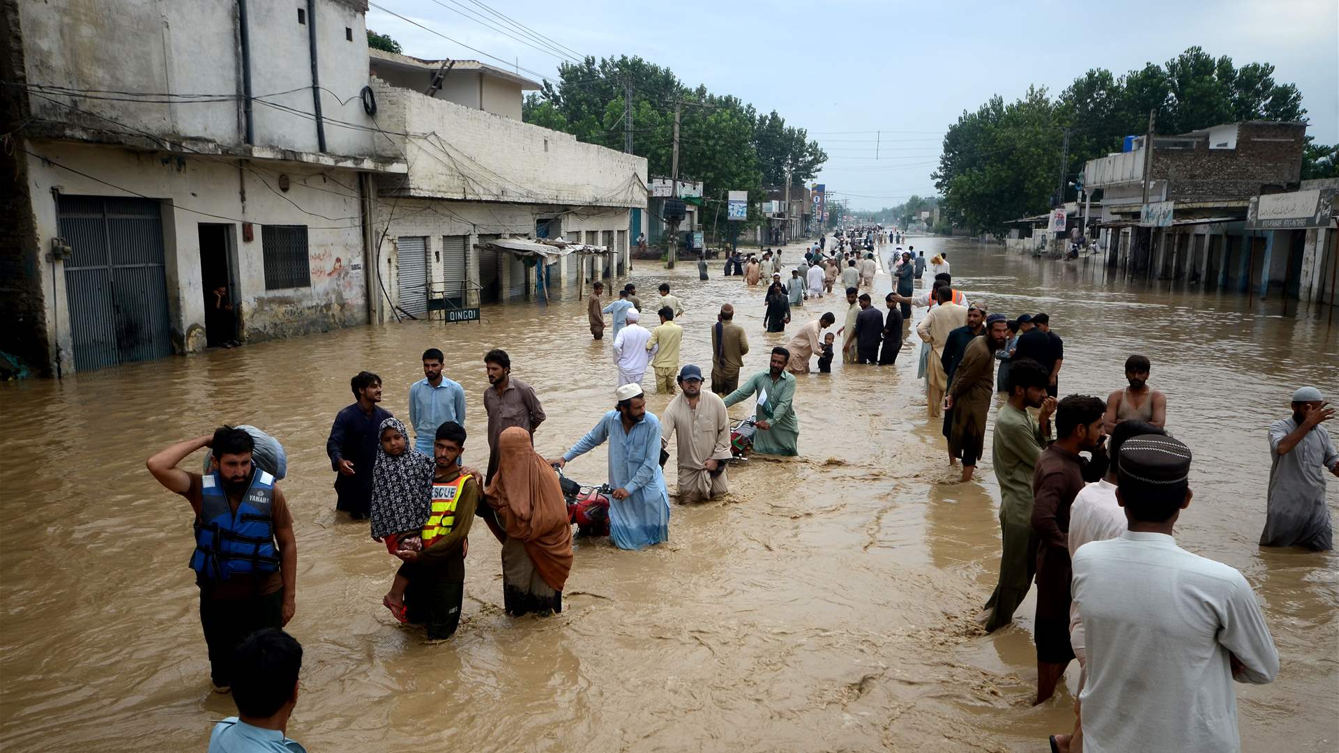 At least 100,000 people evacuated after eastern Pakistan floods