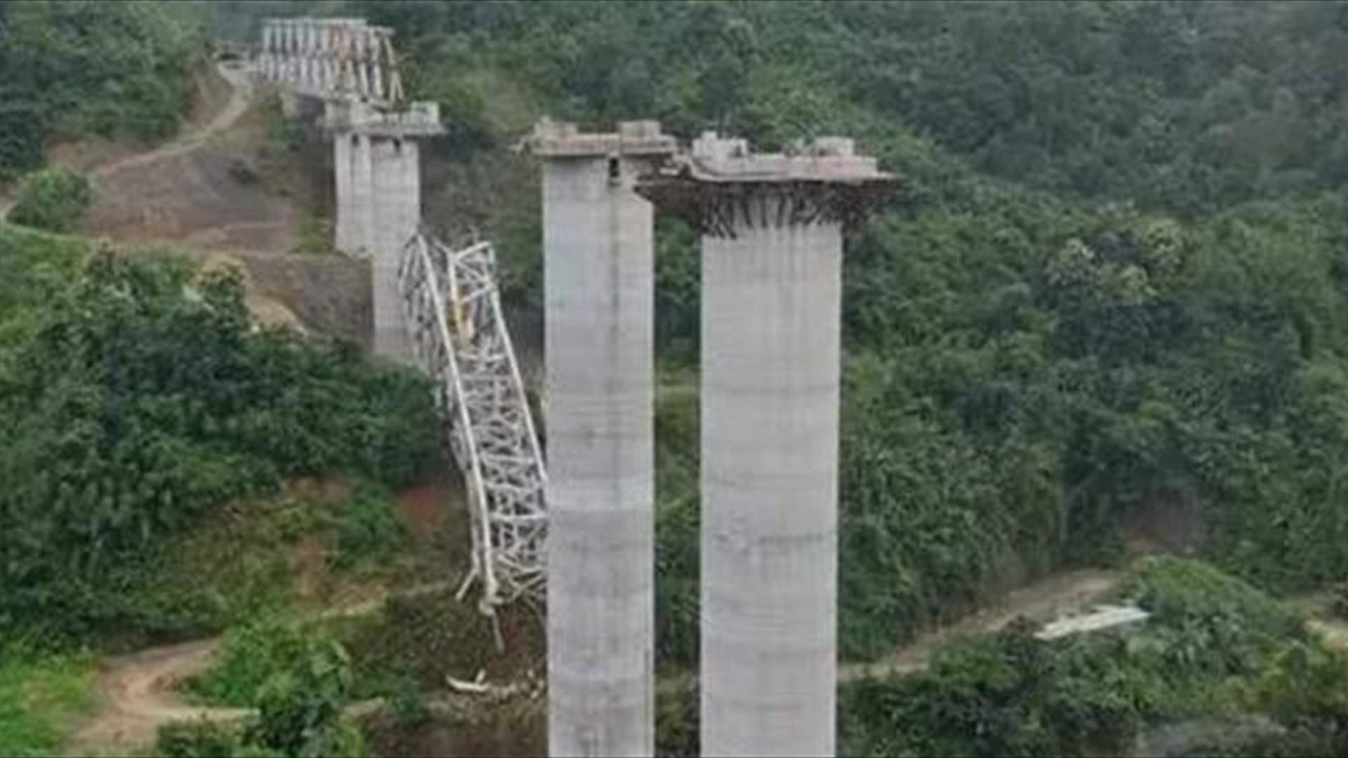 مقتل 17 شخصا على الأقل بانهيار جسر للسكك الحديد في الهند 