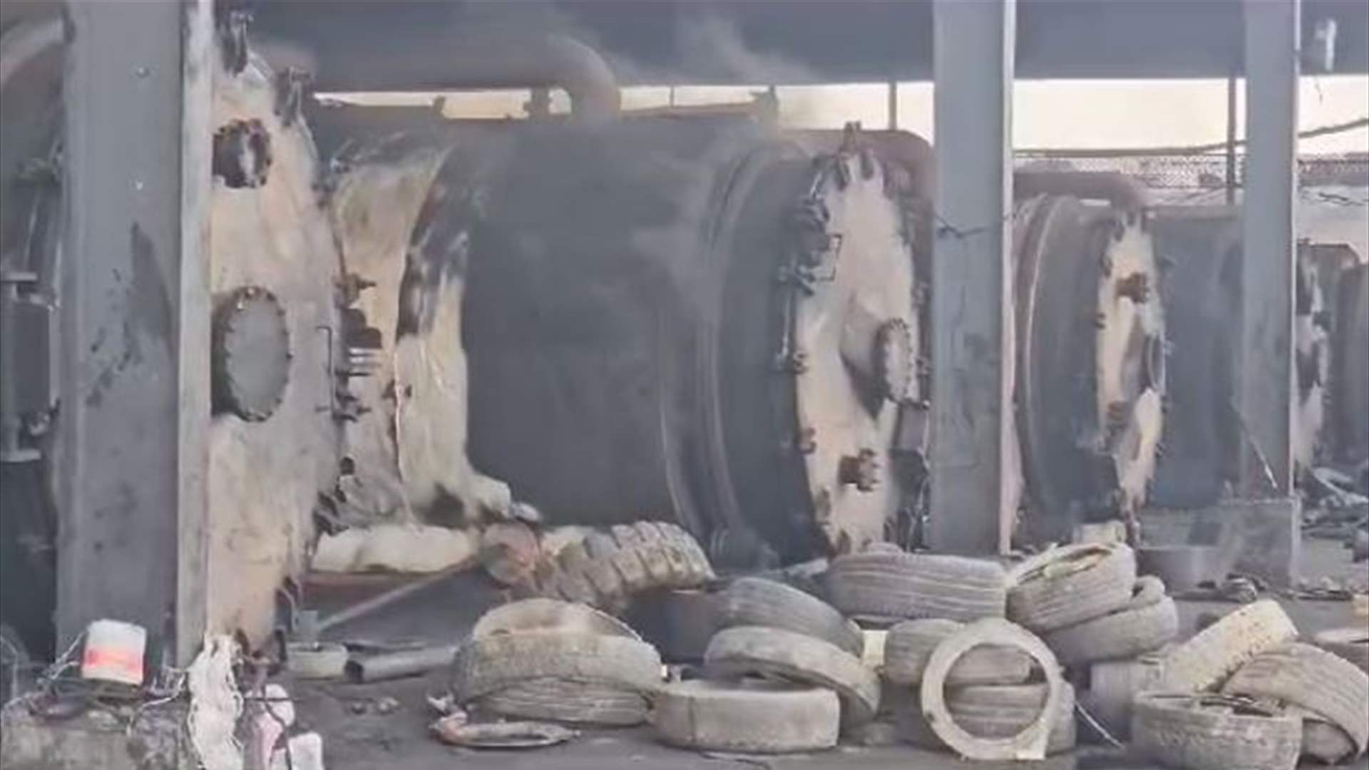 كارثة صحية في النبطية... معامل لحرق الاطارات المستعملة والاهالي يحتجون ويقتحمونها