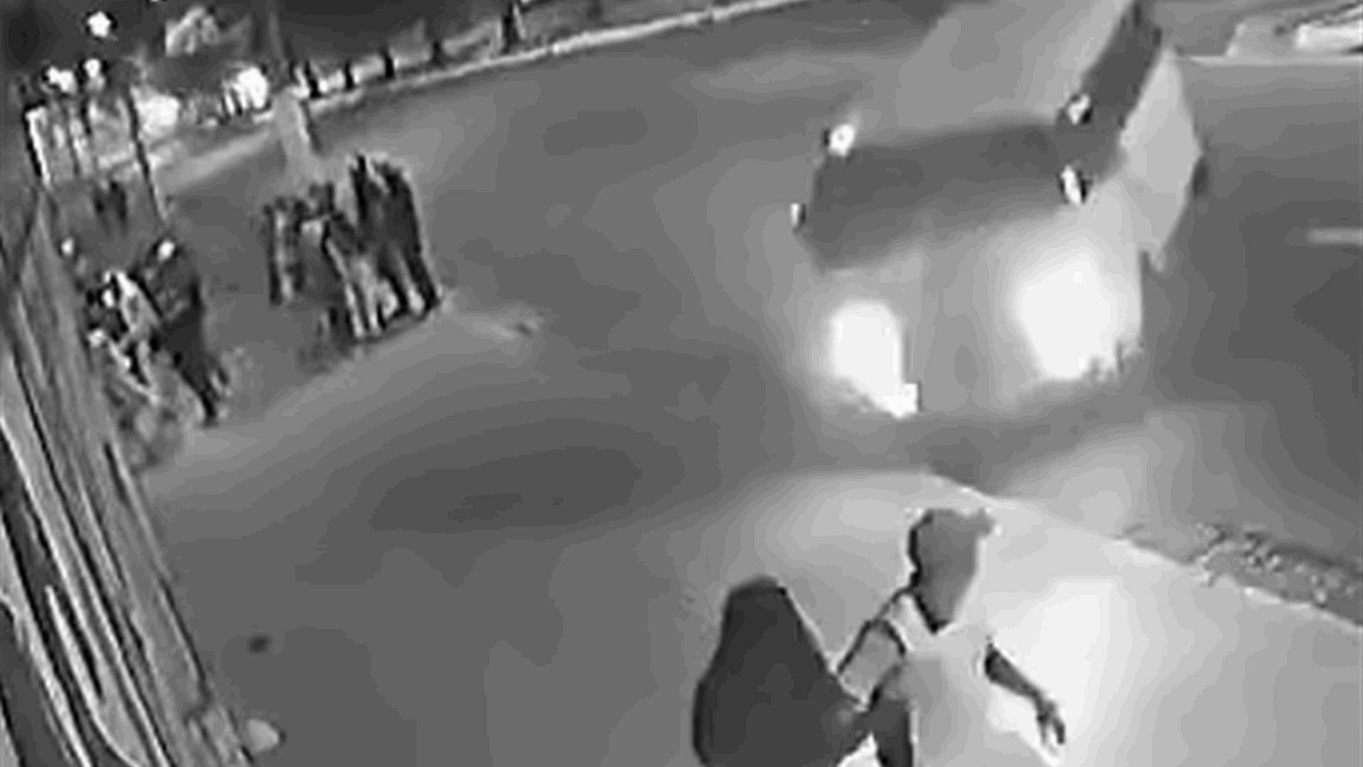 لحظات مرعبة... حافلة تخرج عن مسارها وتدهس ابنة الـ18 سنة الحامل وزوجها وهذا مصير العائلة! (فيديو)