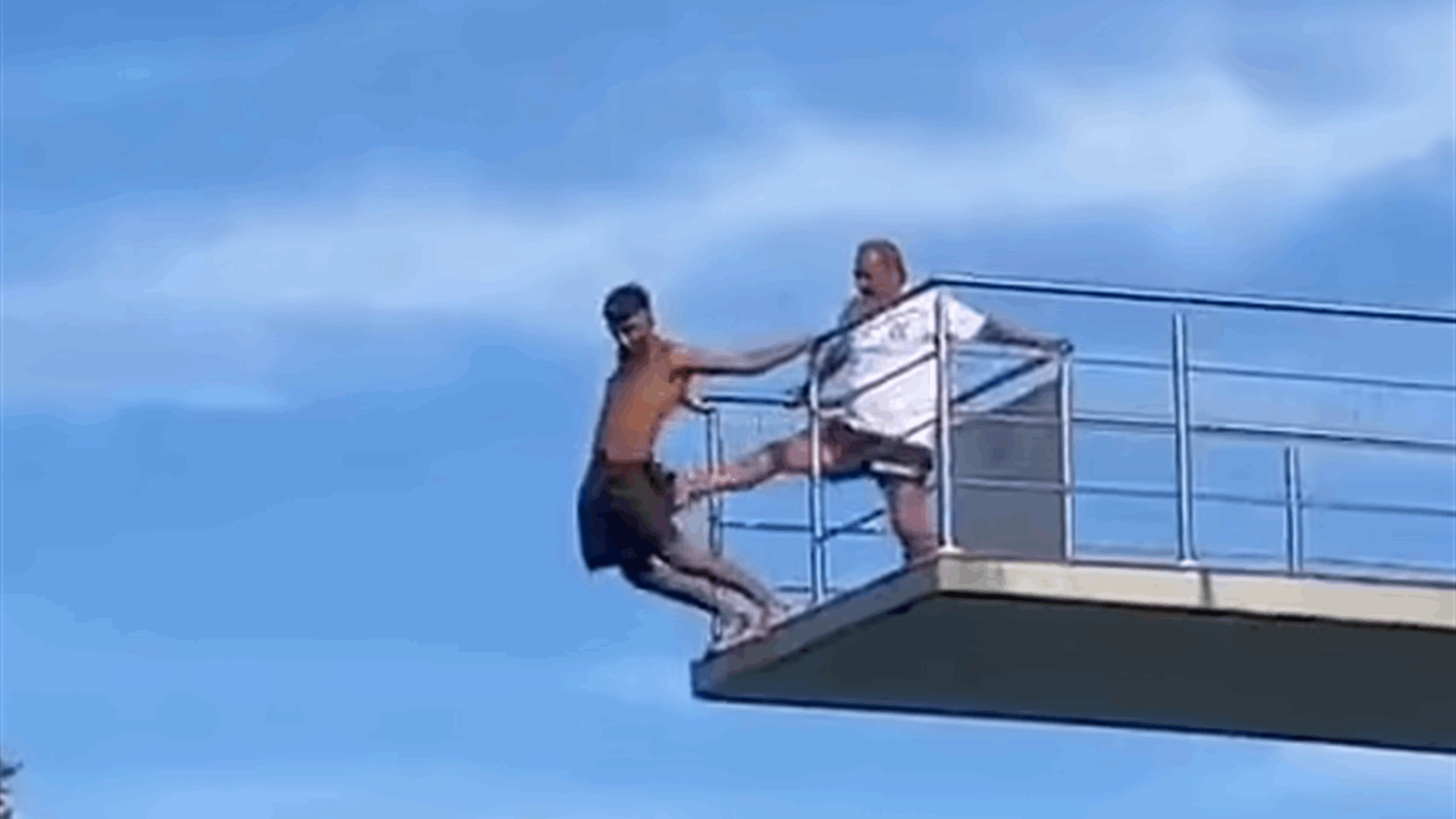 خاف أن يقفز... رجل إنقاذ ركل شابا من فوق لوح غوص يبلغ ارتفاعه 10 أمتار في مشهد مرعب! (فيديو) 