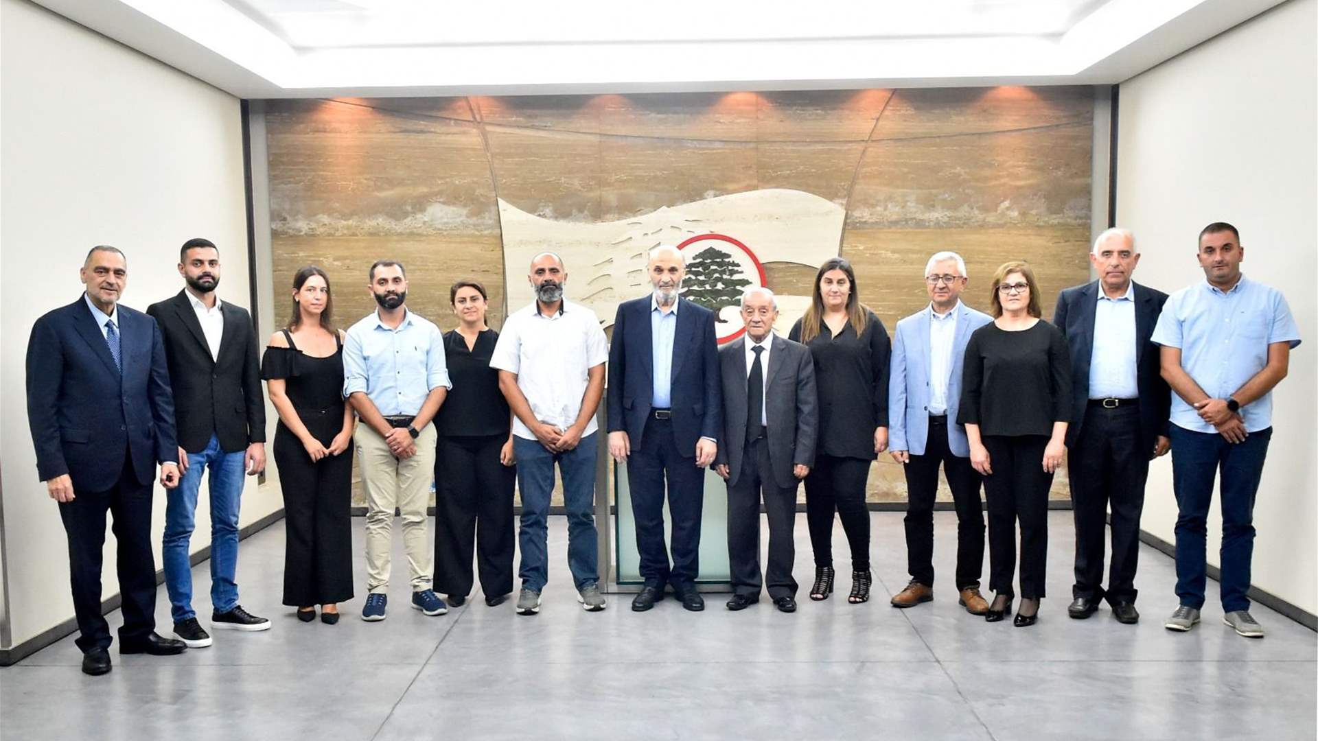 Geagea receives Hasrouni&#39;s family in Maarab