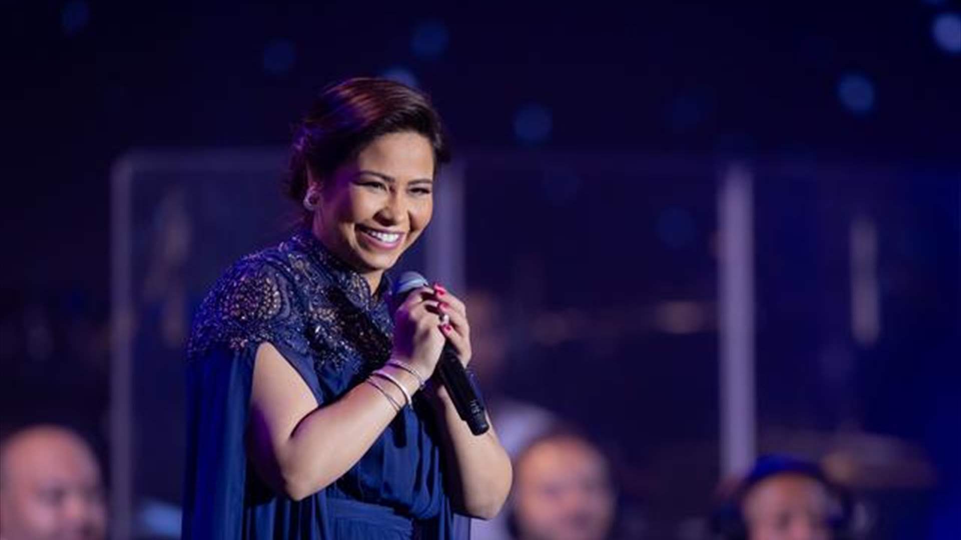 رغم منافستهما على لقب &quot;صوت مصر&quot;.. شيرين عبد الوهاب تفاجئ أنغام على المسرح: كثر خيرك! (فيديو)