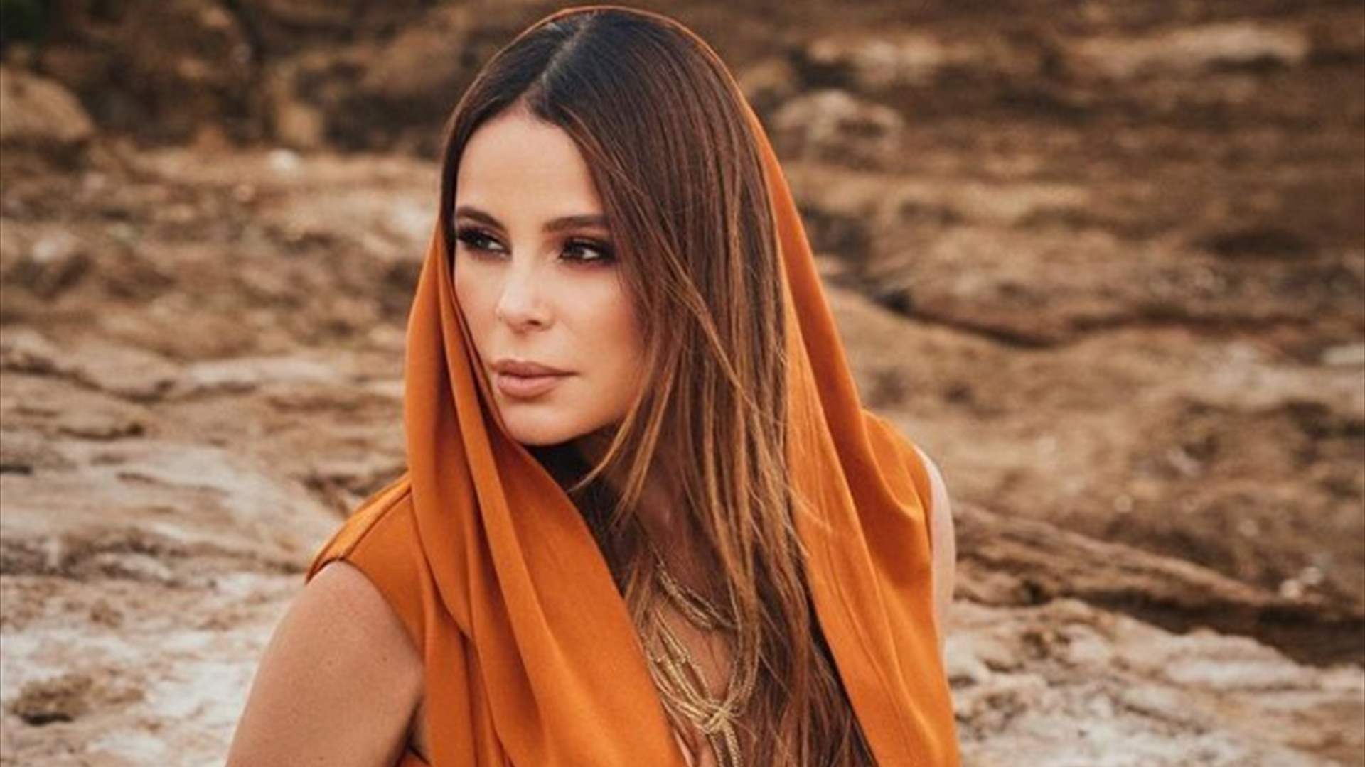 كارول سماحة تمازح معجبة أخذت نظاراتها الشمسية: "لابستيون؟ طلعيون!" (فيديو) 
