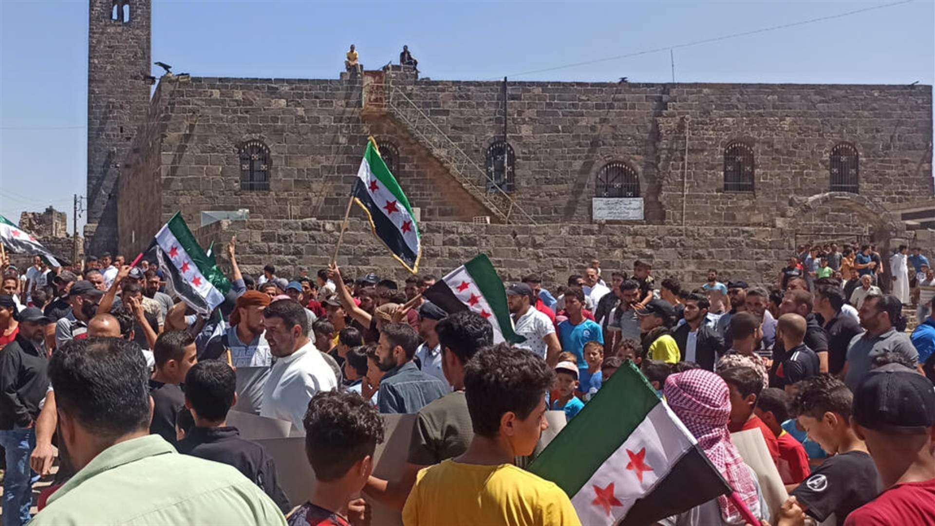 مئات السوريين يتظاهرون في درعا والسويداء مطالبين بـ"إسقاط النظام"
