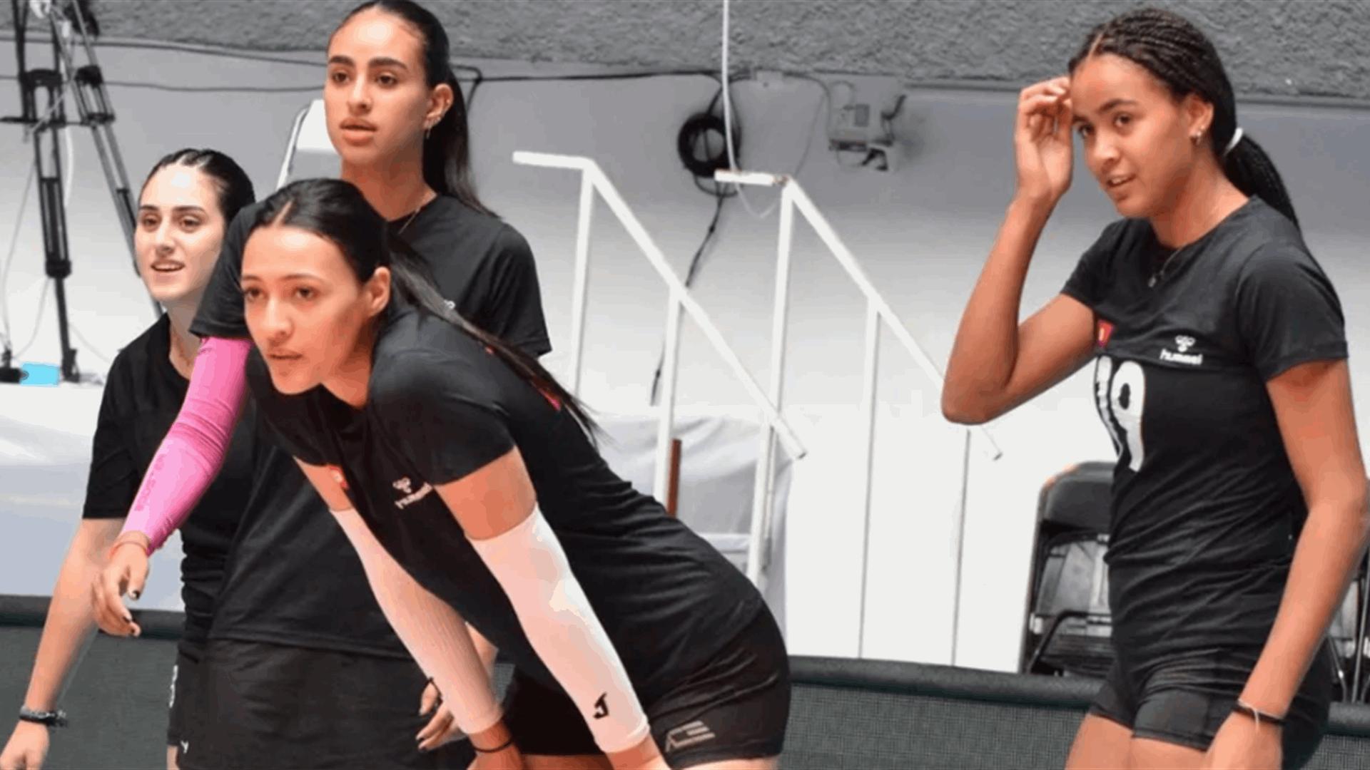 صفع لاعبات تحت 21 عاما... استبعاد مدرب المنتخب التونسي للكرة الطائرة للسيدات وهذه التدابير  بحقه! 
