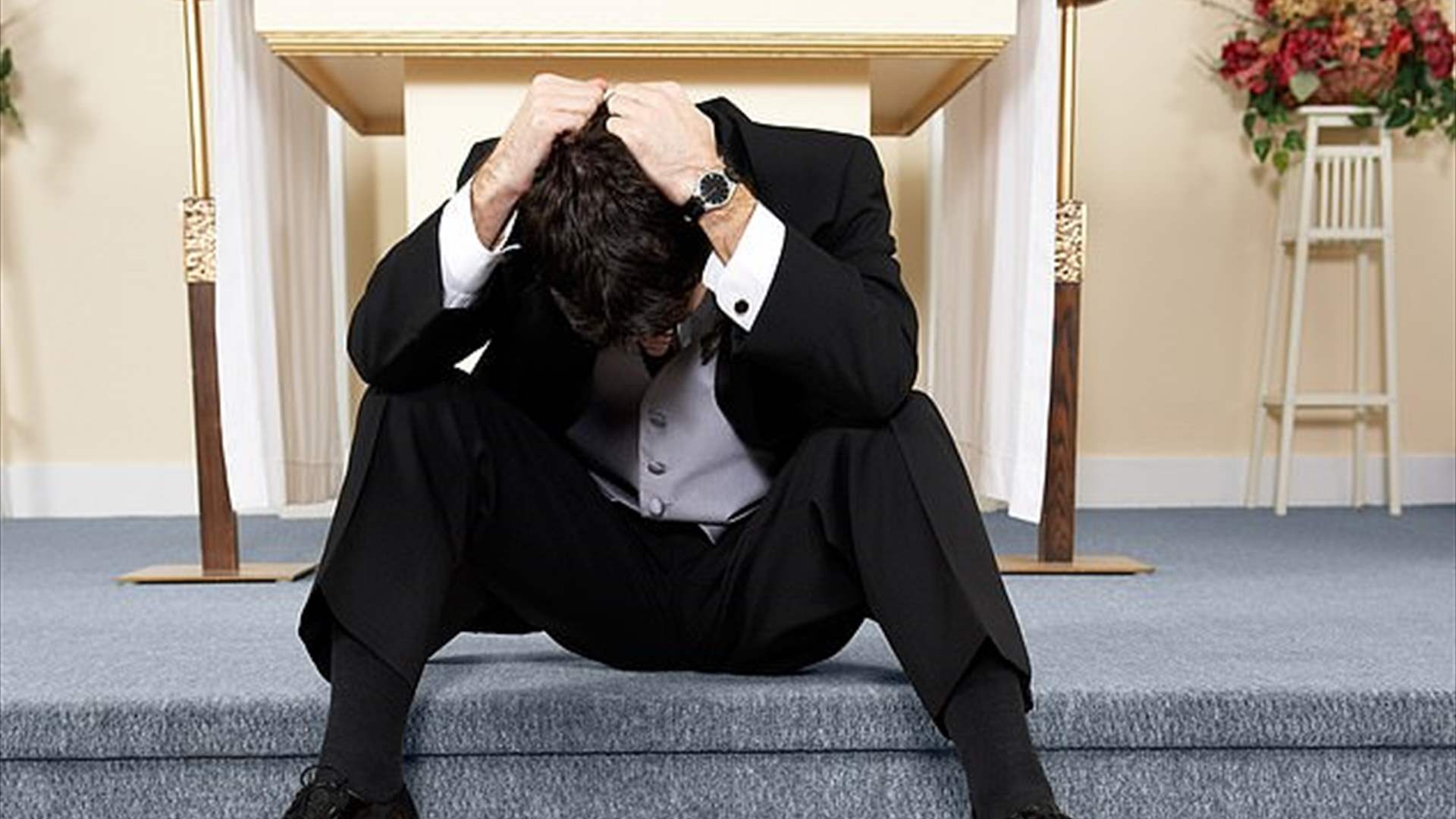 عريس يطرد شقيقه من شركته بسبب ما حصل في يوم زفافه...إليكم ما حصل!