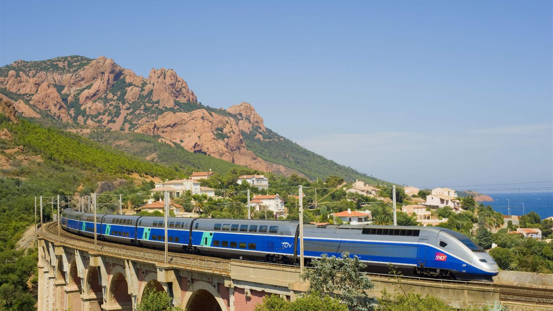 Alps rockslide halts train services between France, Italy