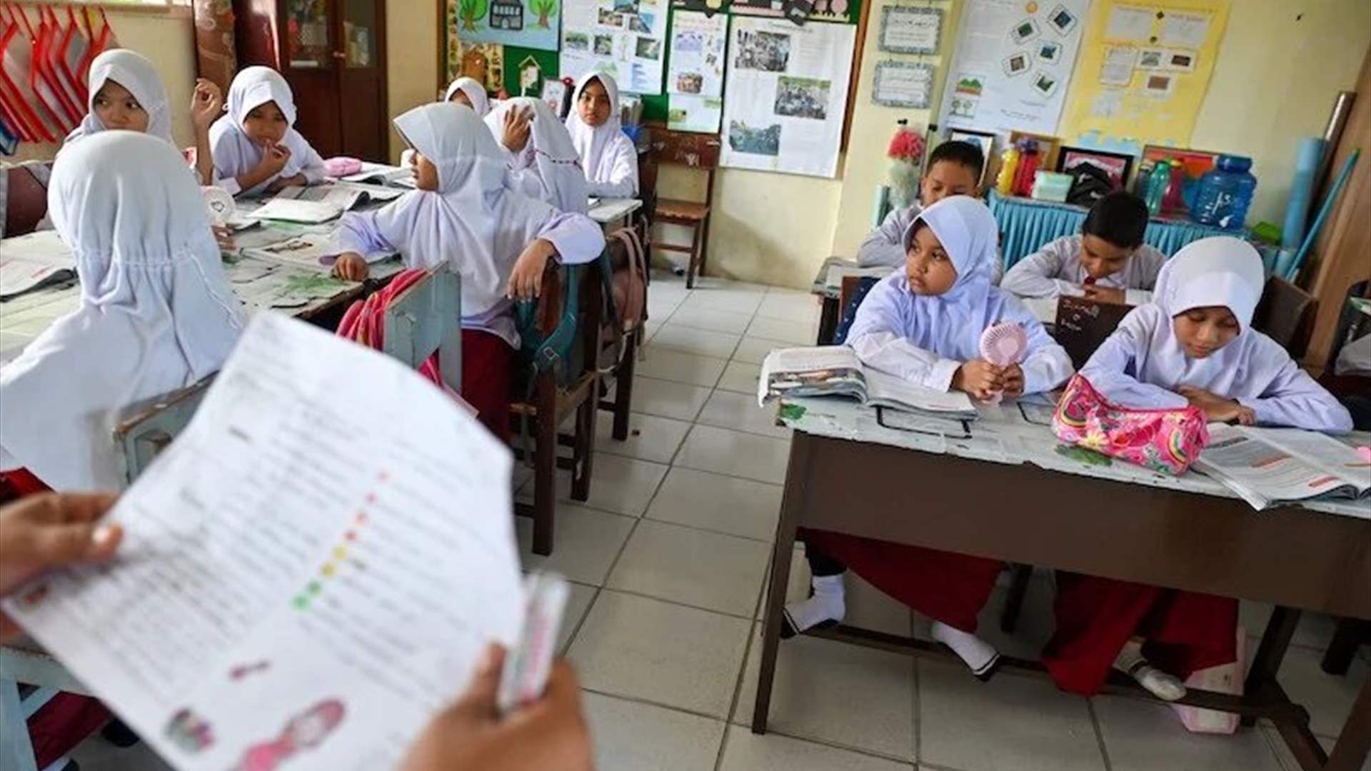 قص شعر 14 تلميذة اندونيسية بسبب عدم ارتداء الحجاب بشكل صحيح! 