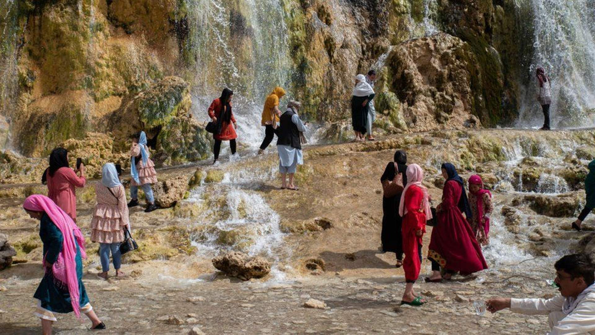 "لا تكتفي بحرمانهنّ من التعليم والوظائف وحرية التنقل"... السلطات الأفغانية تمنع النساء من زيارة المتنزهات!