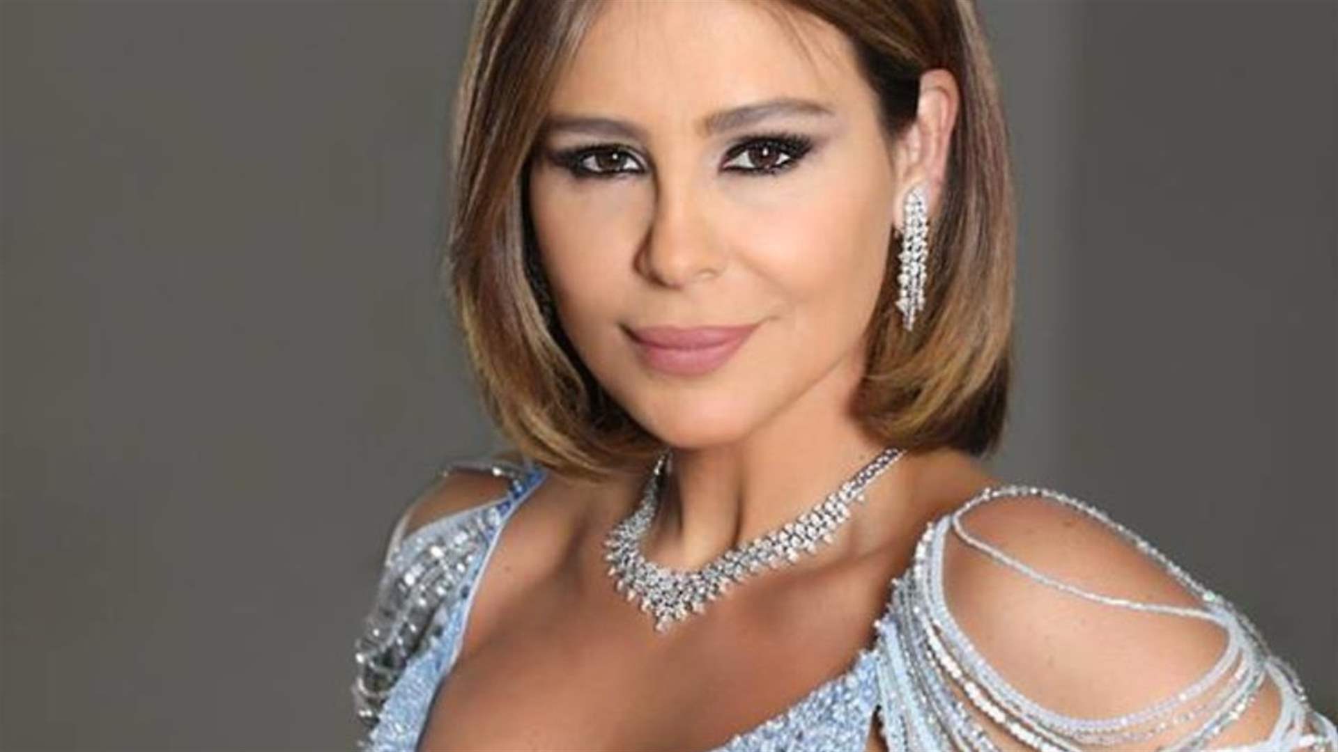 حوّلتا الآيس كريم الى ميكروفون.. كارول سماحة وابنتها في فيديو طريف! 