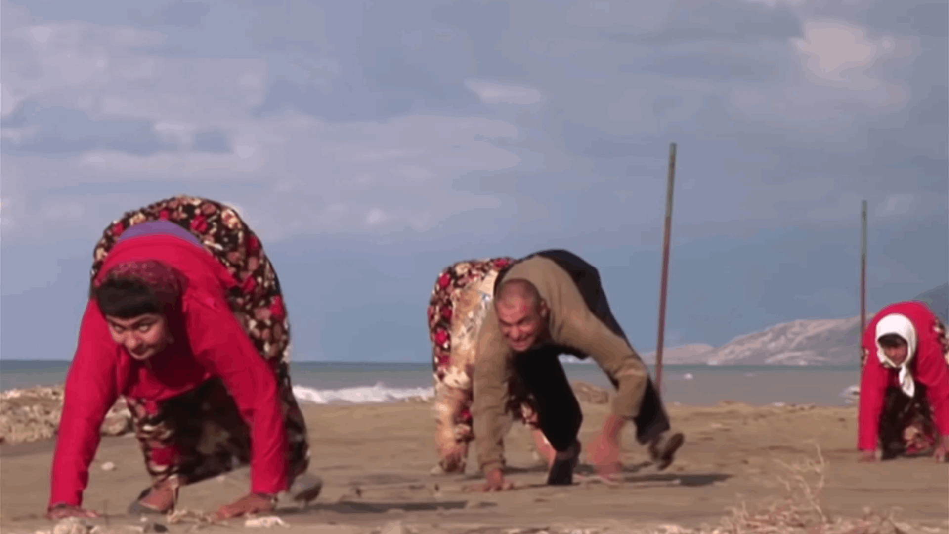 عائلة حيّرت العلماء... يسير أفرادها على الأربعة أطراف والهياكل العظمية شبيهة للقردة! (فيديو)