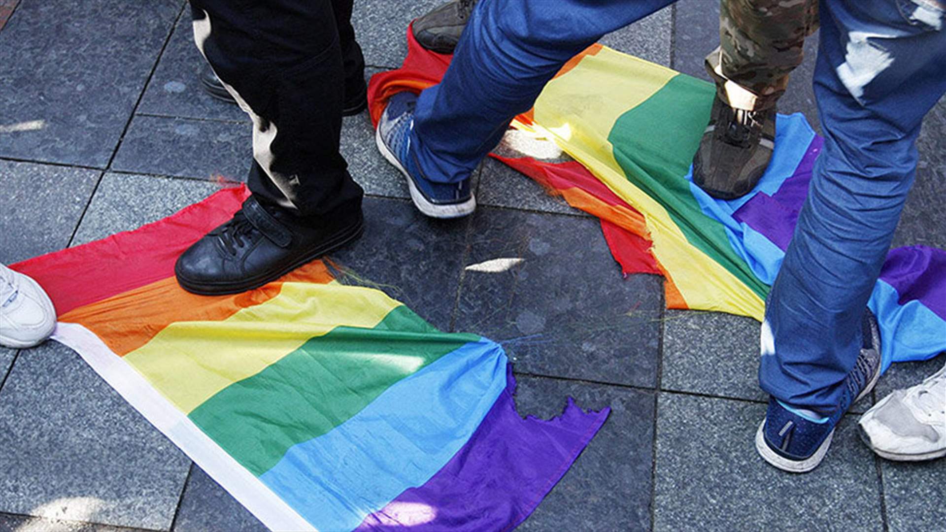 استجواب امرأة بسبب تصويرها ملصق ضد المثليين...اليكم ما حصل!