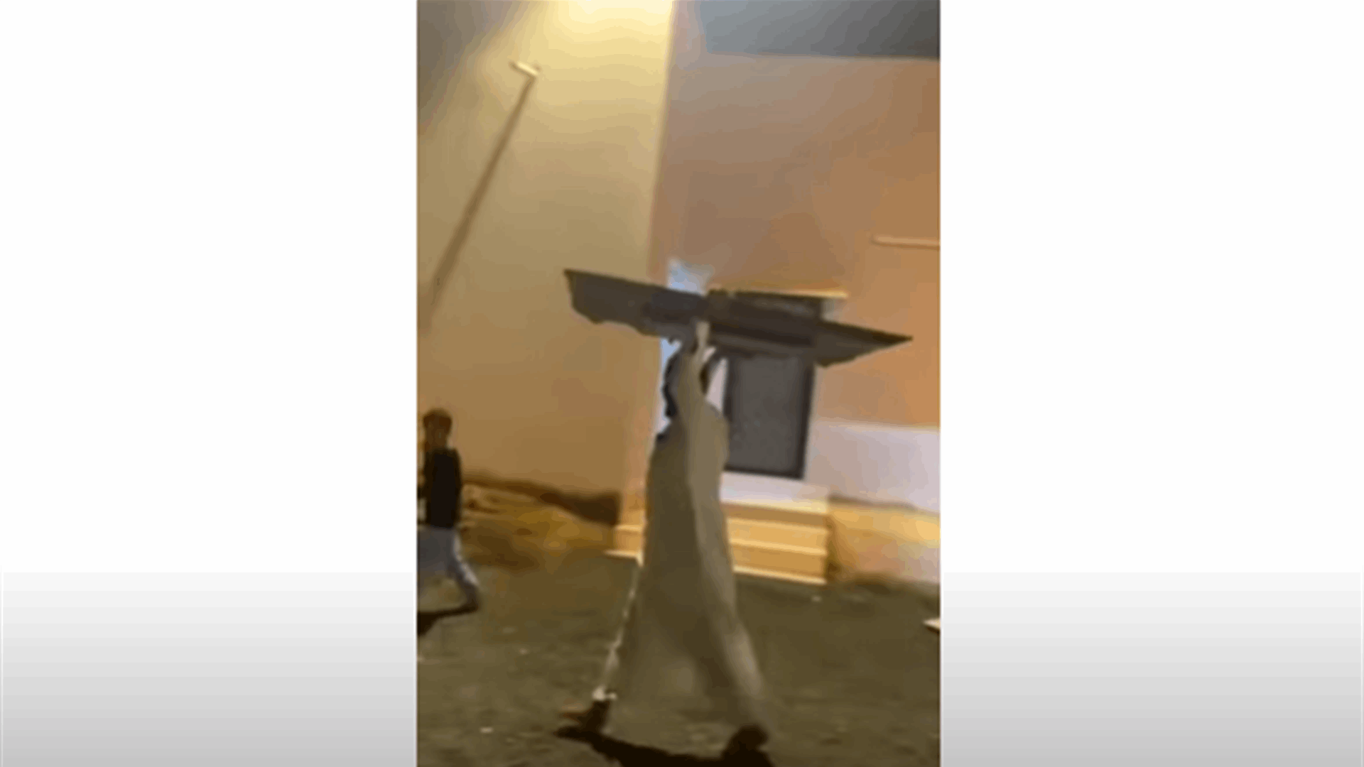 ردّ فعل طريف من شاب سعودي بعد خسارة فريقه المفضل... رمى تلفازه من الشرفة! (فيديو)