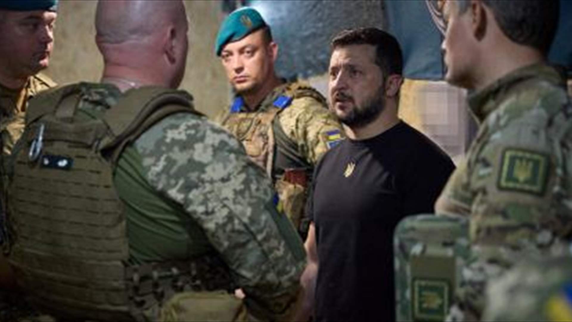 زيلينسكي على خط الجبهة قرب باخموت في شرق أوكرانيا