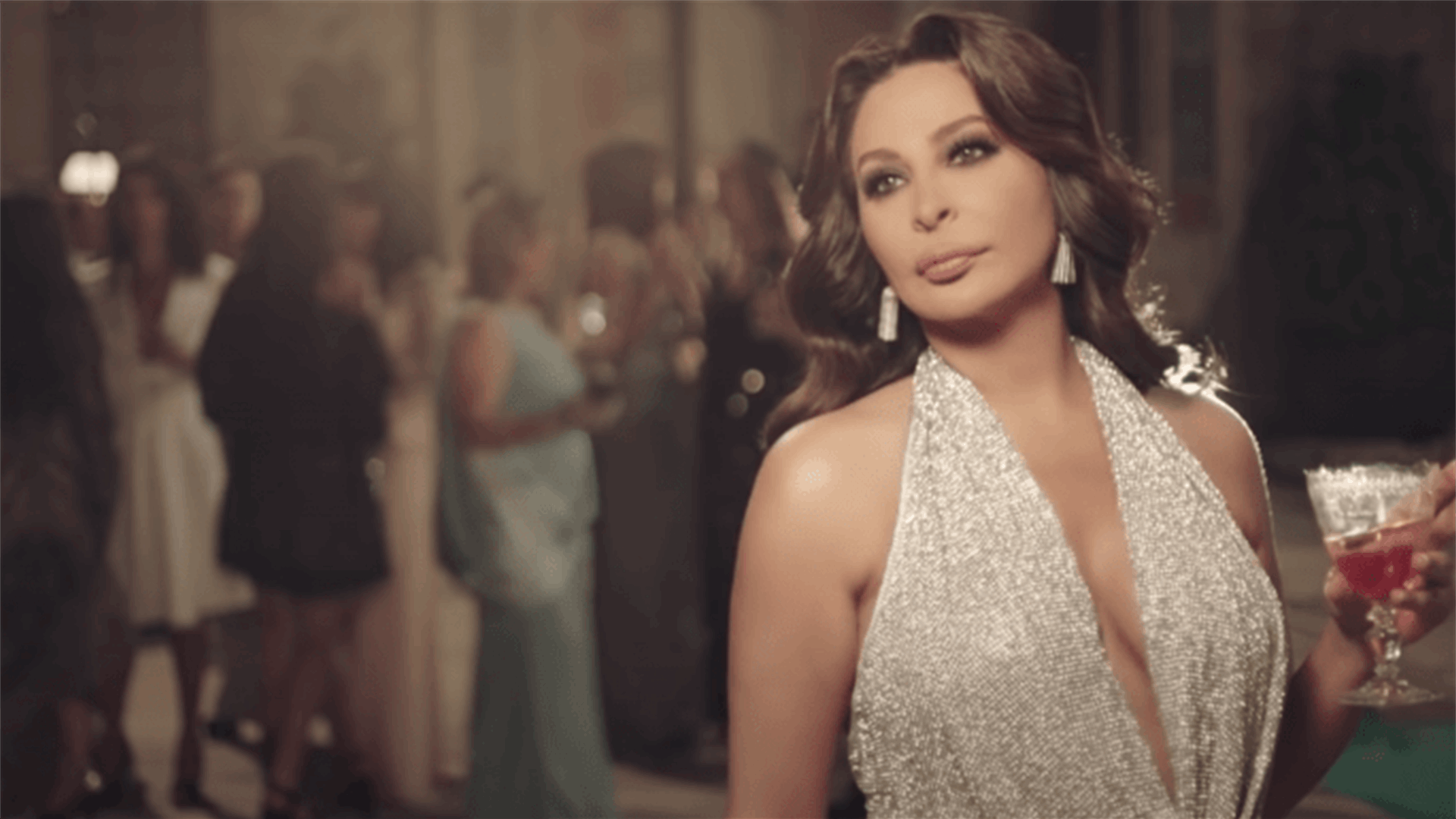 اليسا تطلق النار من مسدسها بالفيديو.. &quot;اللي بيقول كلمة يطلع قدها&quot;