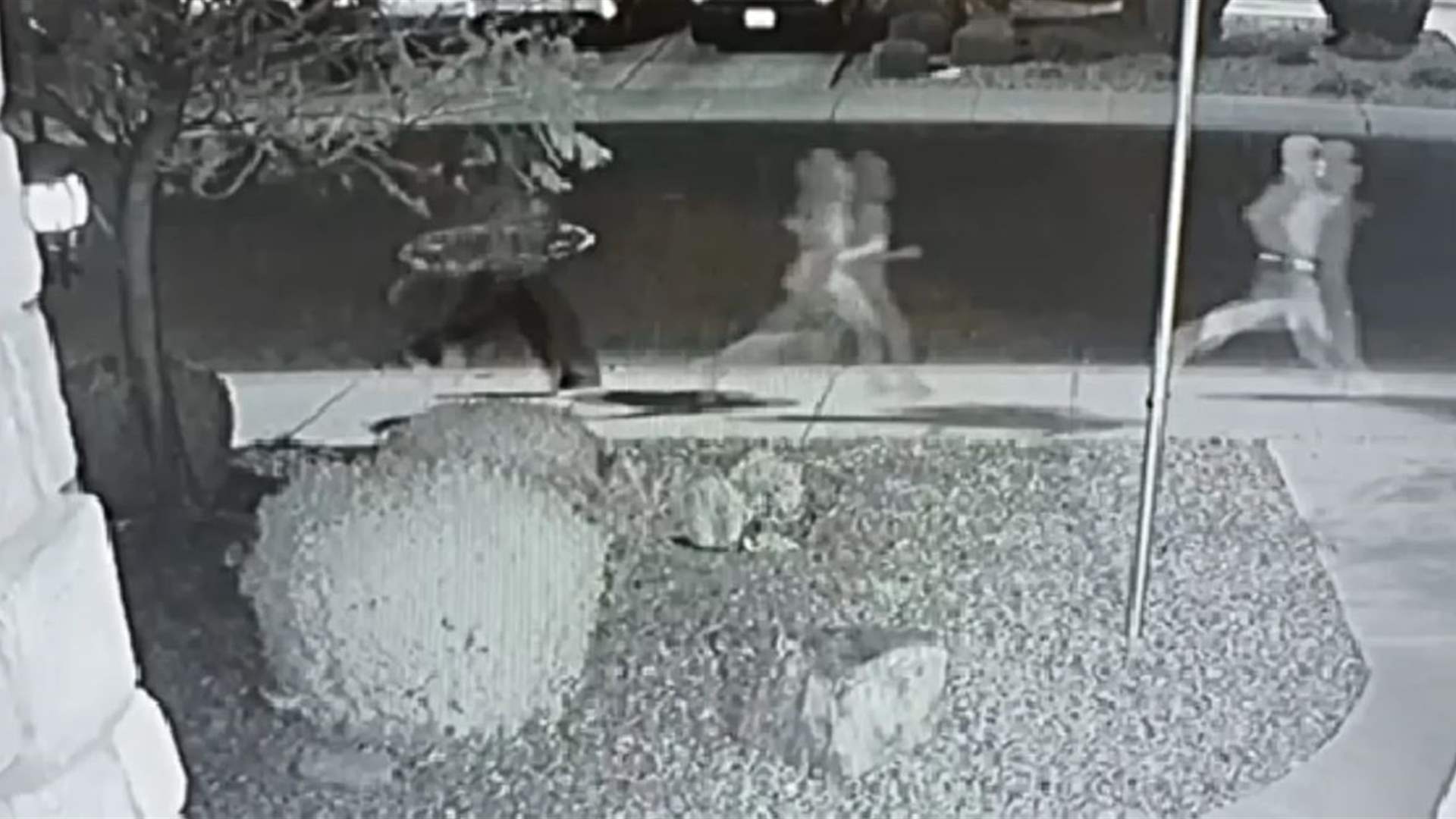 اقتحموا منزل محقق سابق للتنمر على ابنه المصاب بالتوحد...اليكم التفاصيل! (فيديو)
