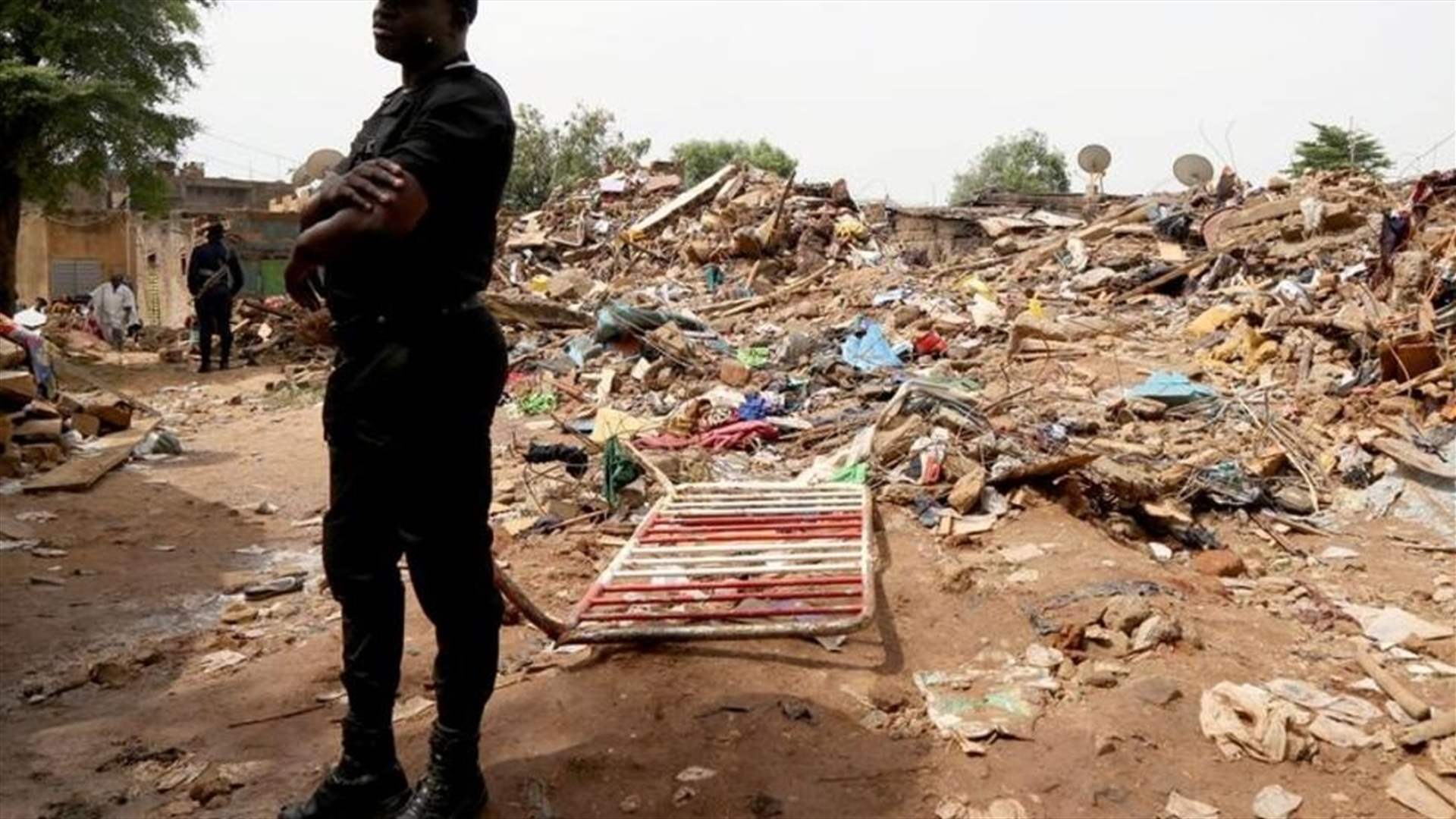 مقتل 49 مدنيا و15 جنديا في هجومين استهدفا زورقا وقاعدة للجيش في مالي