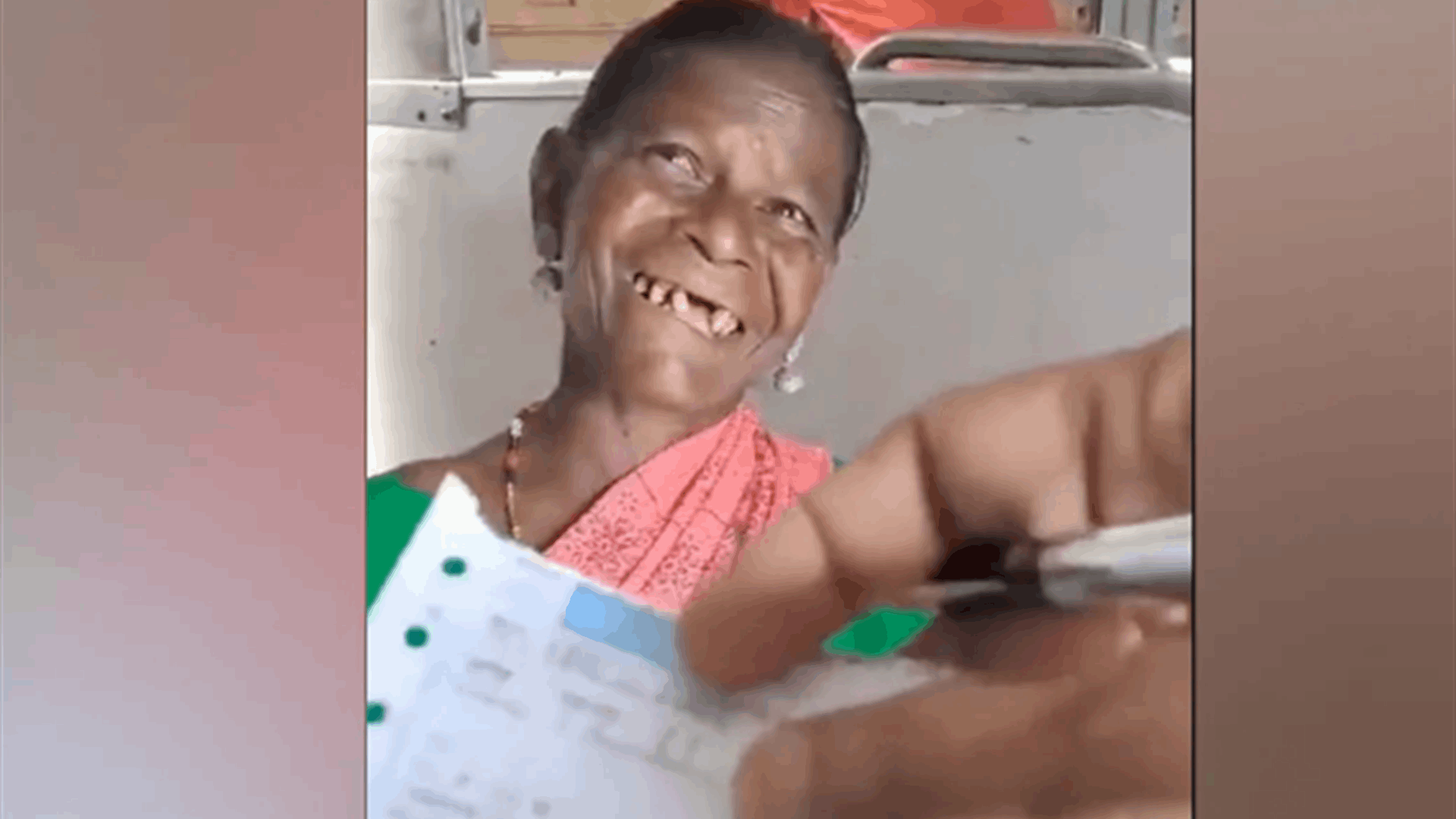 قررت السفر ولكن ليس بمفردها... لن تصدقوا ماذا اصطحبت معها! (فيديو) 