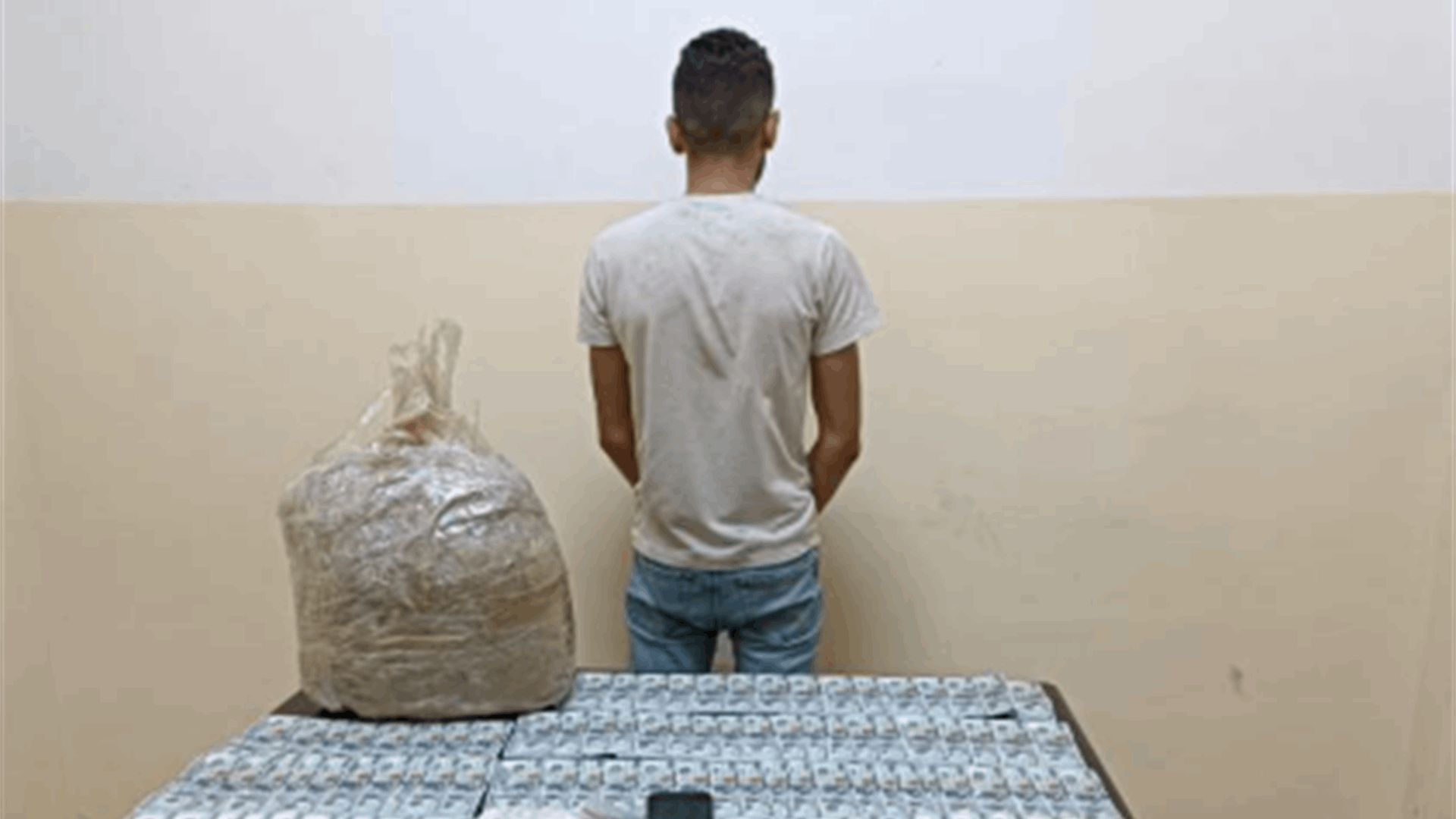  بالجرم المشهود شعبة المعلومات توقف شخصا ينقل المخدّرات والعملة المزيّفة من البقاع إلى الشّمال