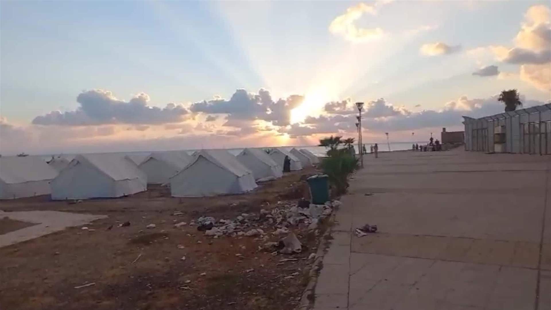 نصب خيم من قبل الصليب الأحمر والأونروا قرب الملعب البلدي في صيدا لاستقبال النازحين من مخيم عين الحلوة (فيديو)