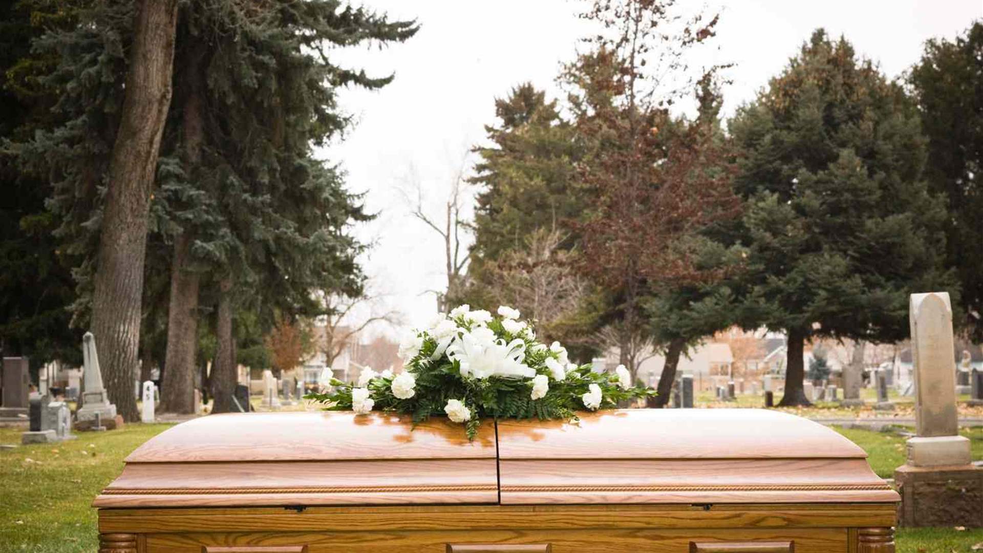 ركع على ركبة واحدة خلال جنازة والدة حبيبته ثم فجّر السؤال المنتظر... إليكم ما حصل!