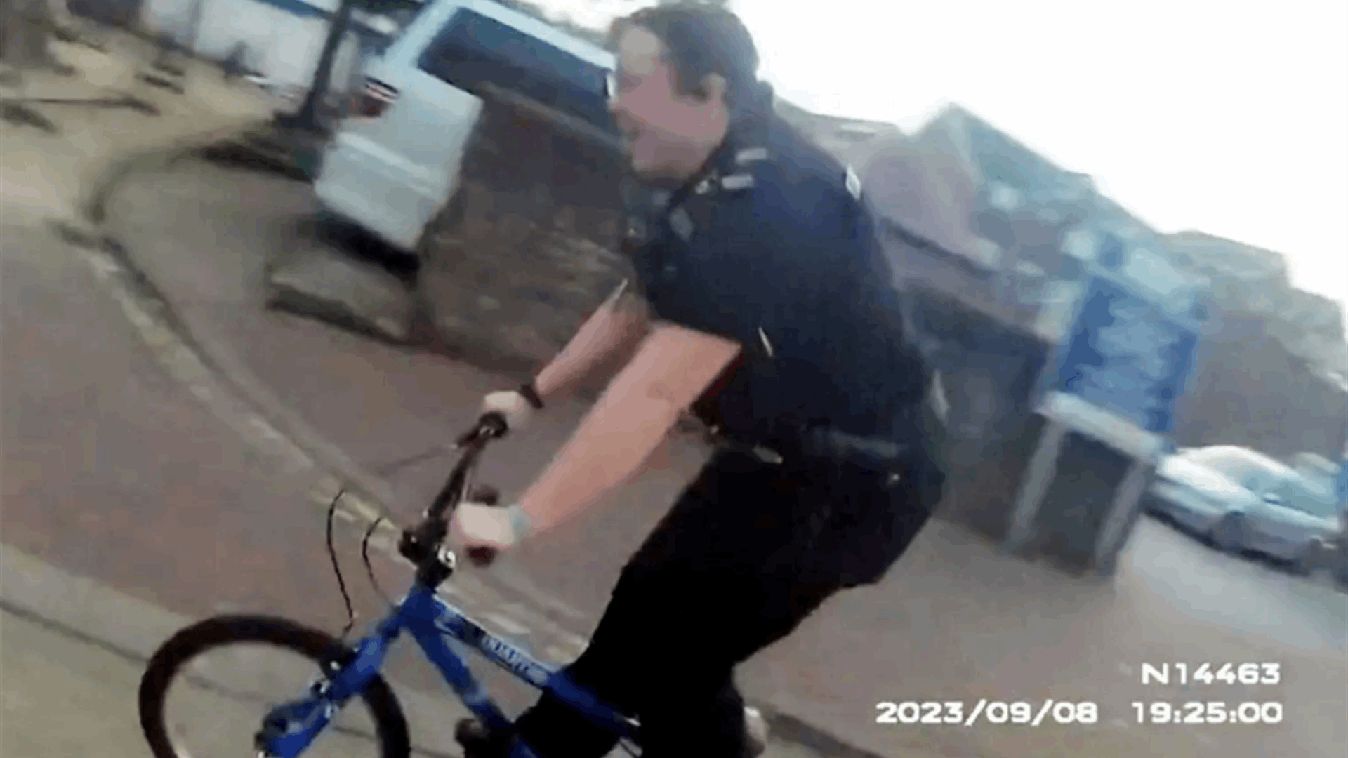 &quot;البطل الصغير&quot;... شرطية تستعير دراجة فتى لمطاردة سارق في عملية سطو! (فيديو)