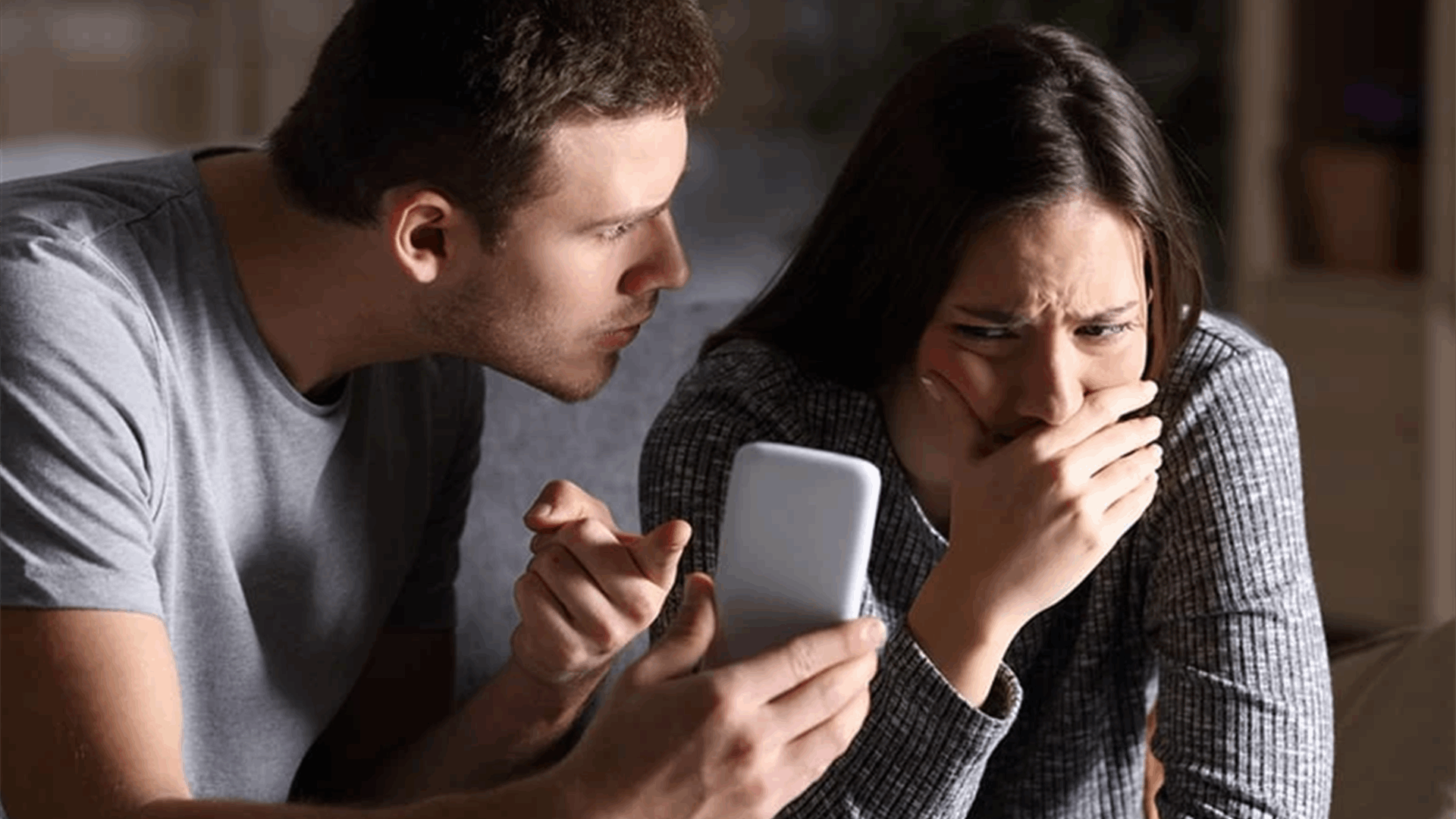 شكّ في خيانة زوجته... فطعنها مرات عدة وهذا ما حصل لابنته لدفاعها عن والدتها!
