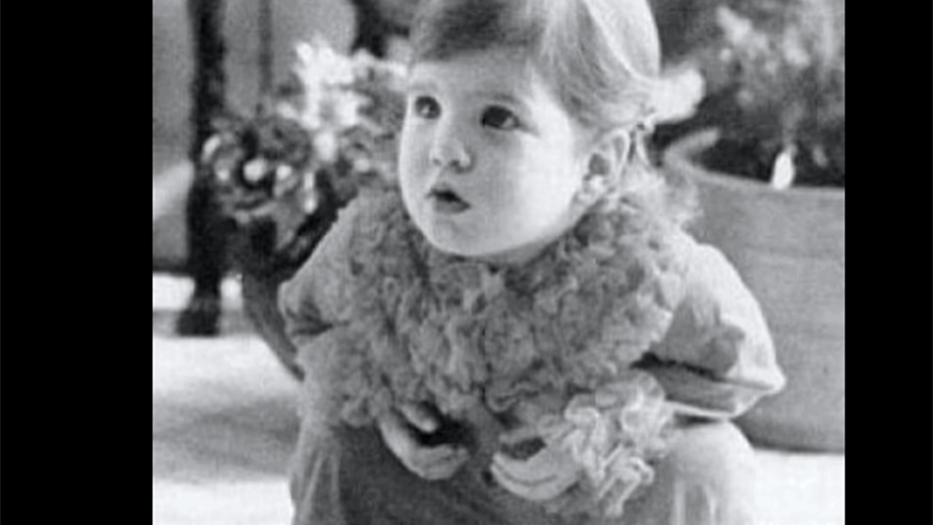 ممثلة معروفة تنشر صورة من طفولتها... هل تعرفون من هي؟ 