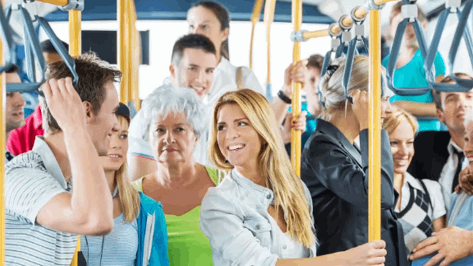 حادثة غريبة داخل باص... شابة مريضة رفضت التخلي عن مقعدها في الحافلة فجلست سيدة مسنة في حضنها!