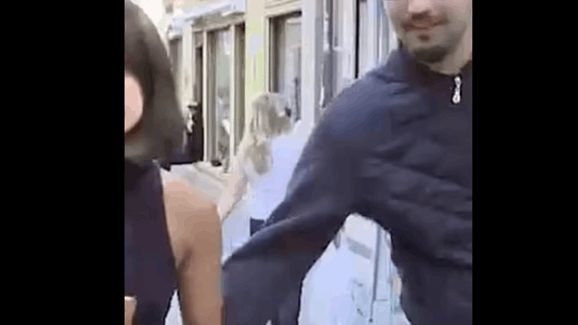 مراسلة تتعرض للتحرش مباشرة على الهواء! (فيديو)