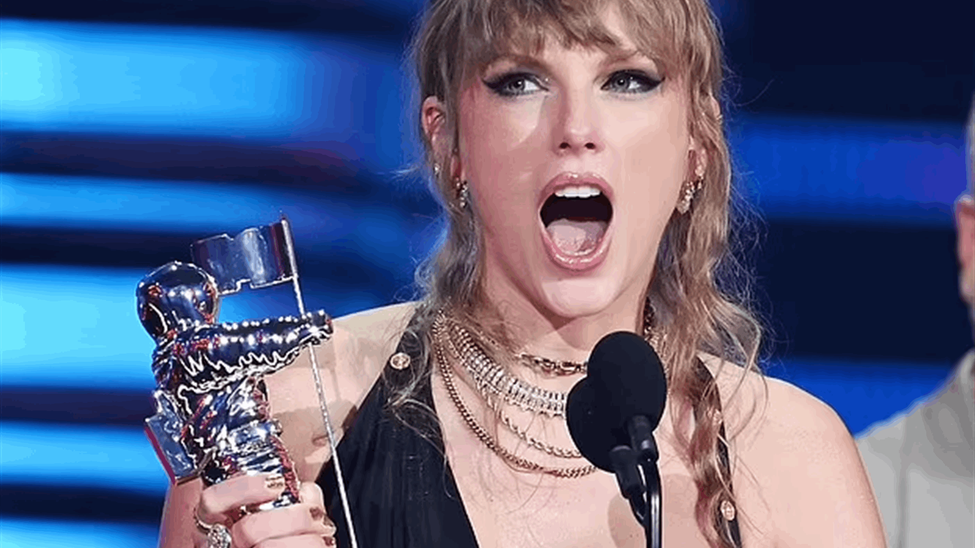 ذعر وبحث خلال حفل MTV VMAs ... تايلور سويفت كسرت خاتمًا بقيمة 12000 دولار وعمّت البلبلة! (فيديو)