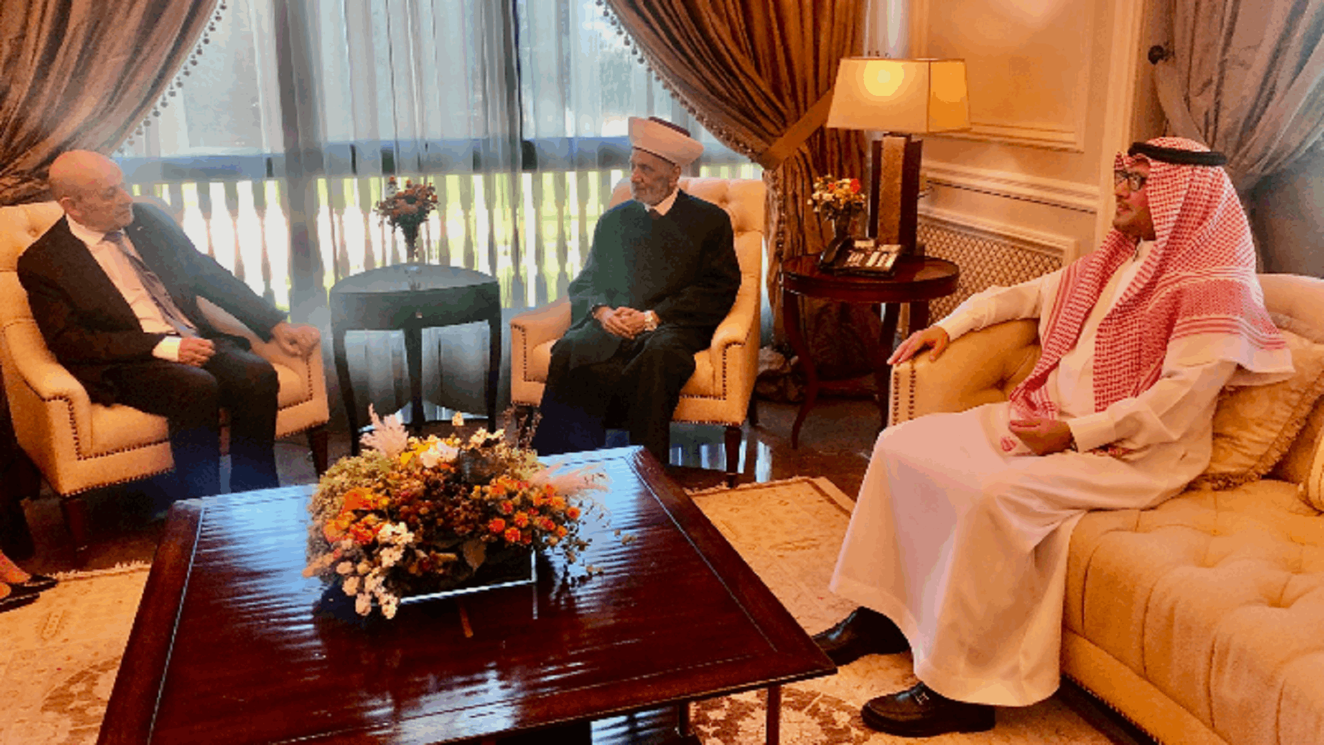 دريان من دارة السفير السعودي: ينبغي التوافق على الحوار... لودريان: الوضع غير سليم ووجودي في لبنان هو للمساعدة