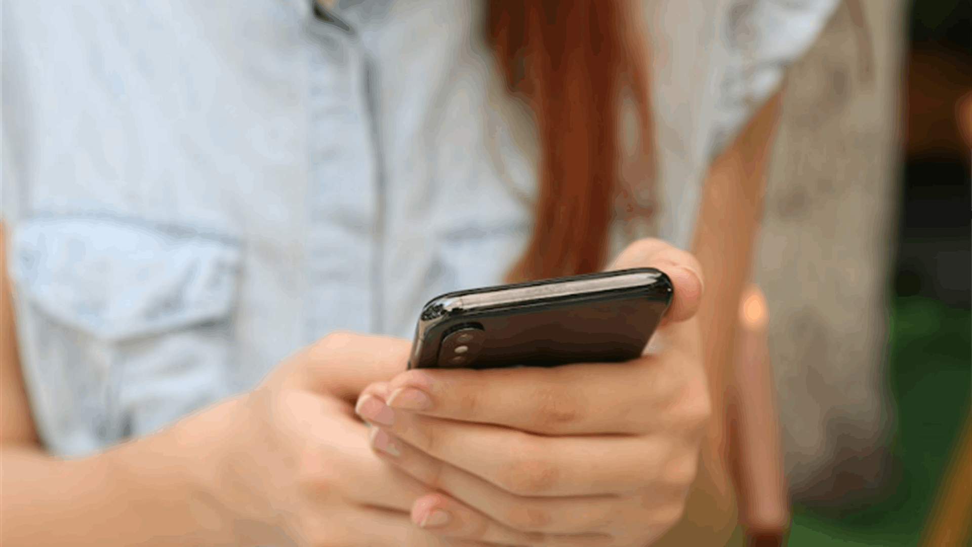 بحثت في هاتف صديقها "المثالي" أثناء نومه... ما اكتشفته صدمها! 