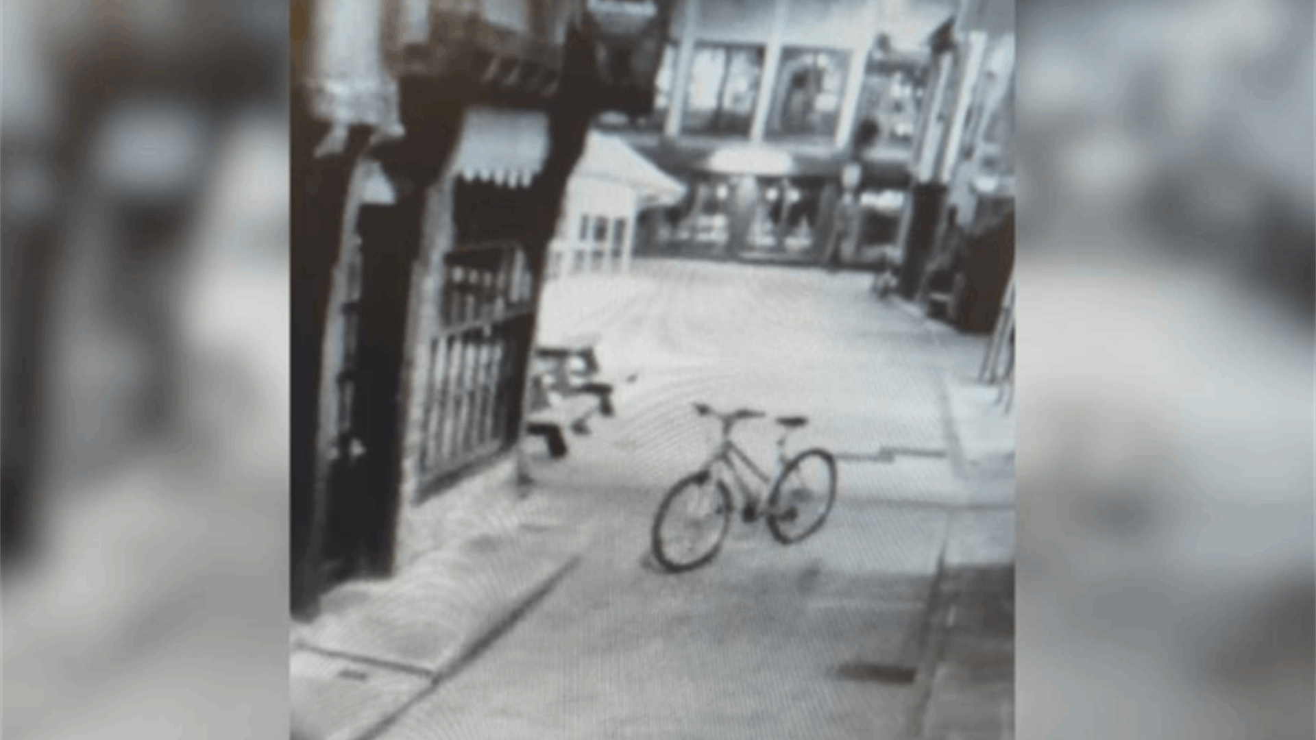 في مشهد مرعب... دراجة &quot;أشباح&quot; دون دراج تتجول في الشارع! (فيديو)