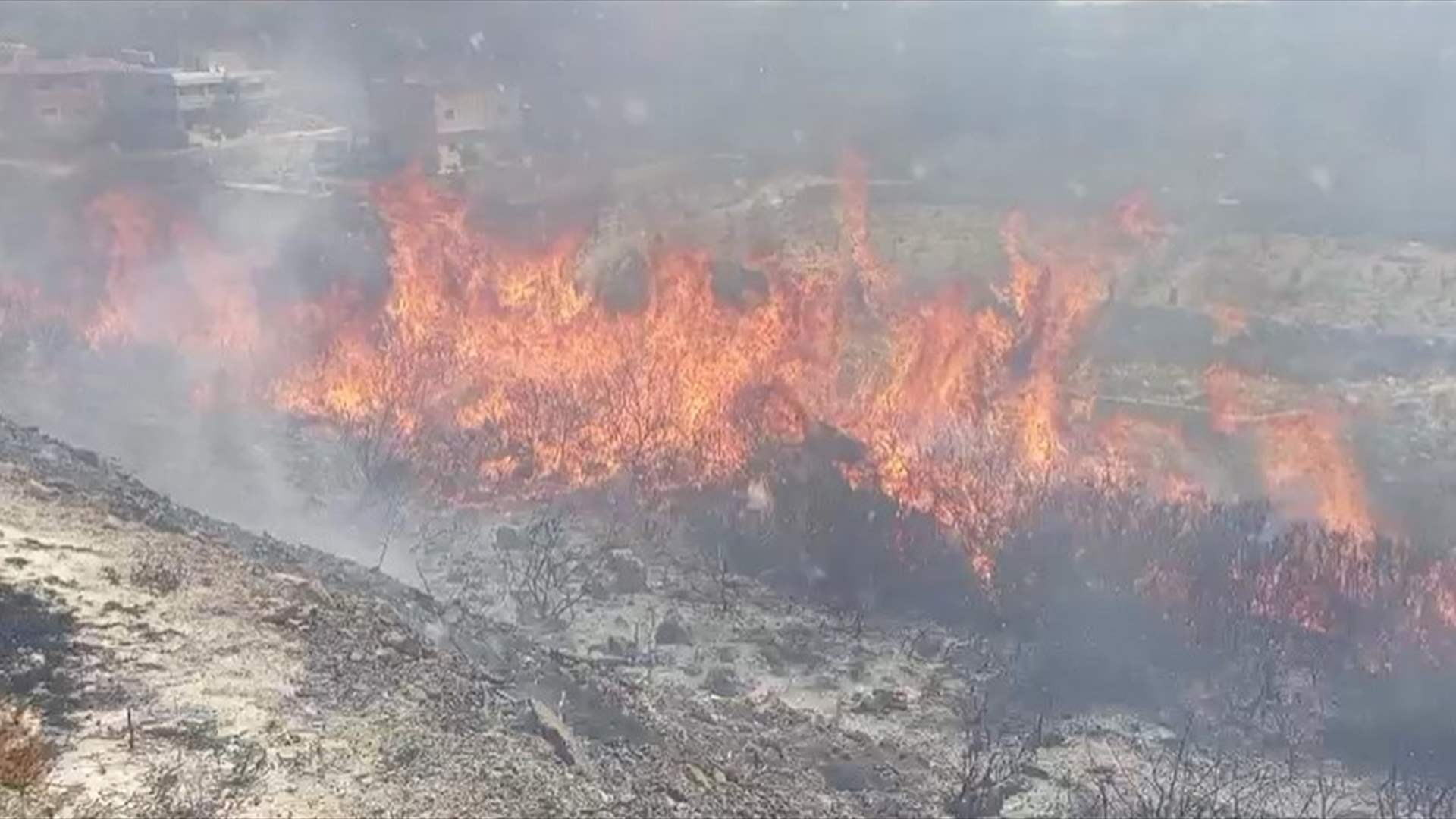 حريق عند جدار بلدة الخرايب منطقة خلة المكسور ومحاولات لإخماده