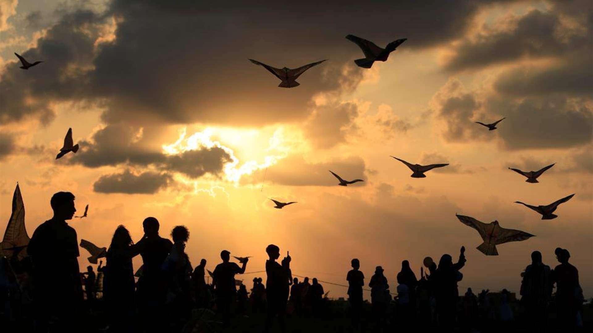 &#39;Teery Ya Teyara&#39;: 600 kites paint the sky in Lebanon&#39;s south beyond troubles and technology