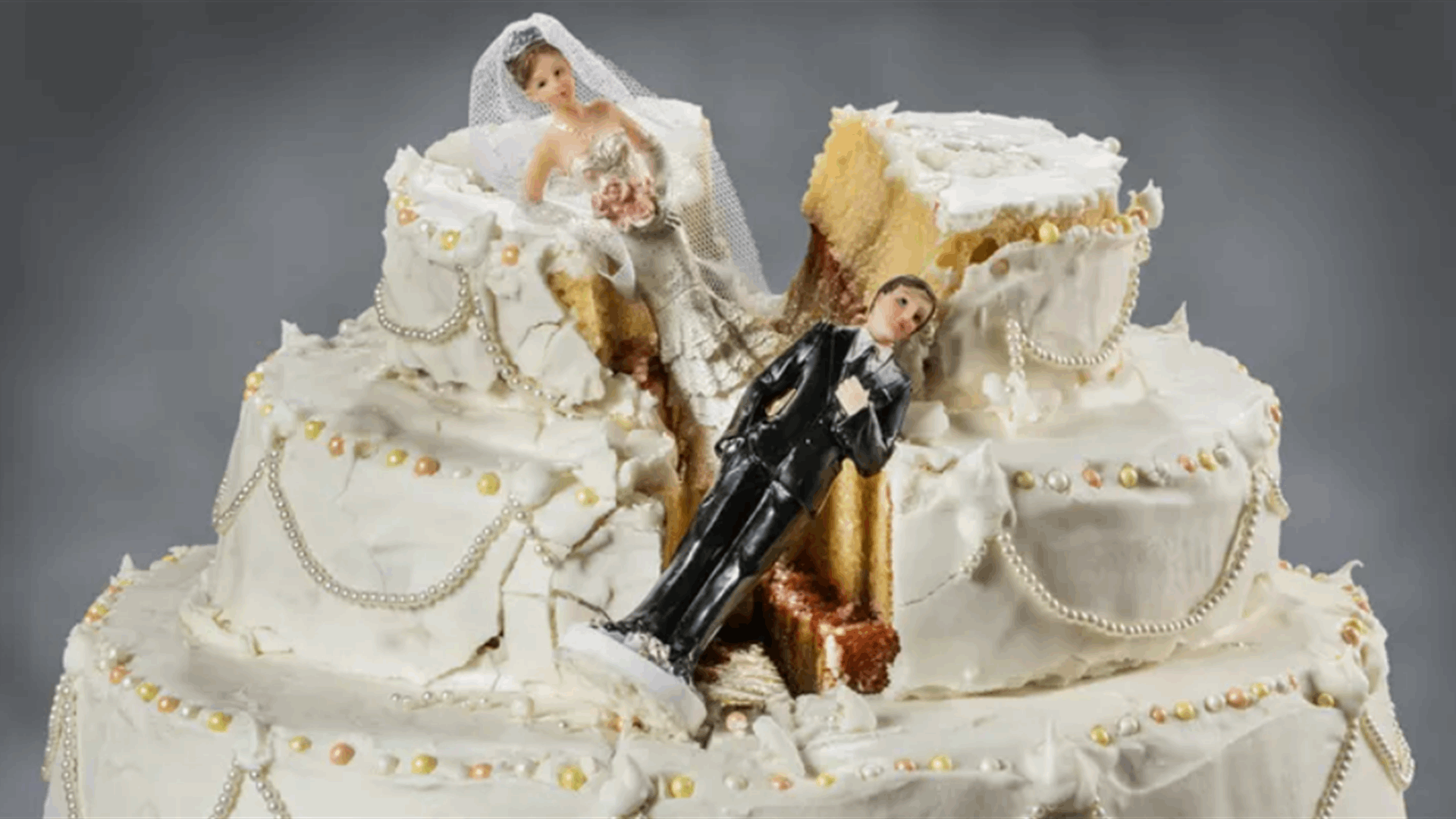 تركت حفل زفافها بعد أن حطم زوجها الكعكة في وجهها...اليكم ما حصل!
