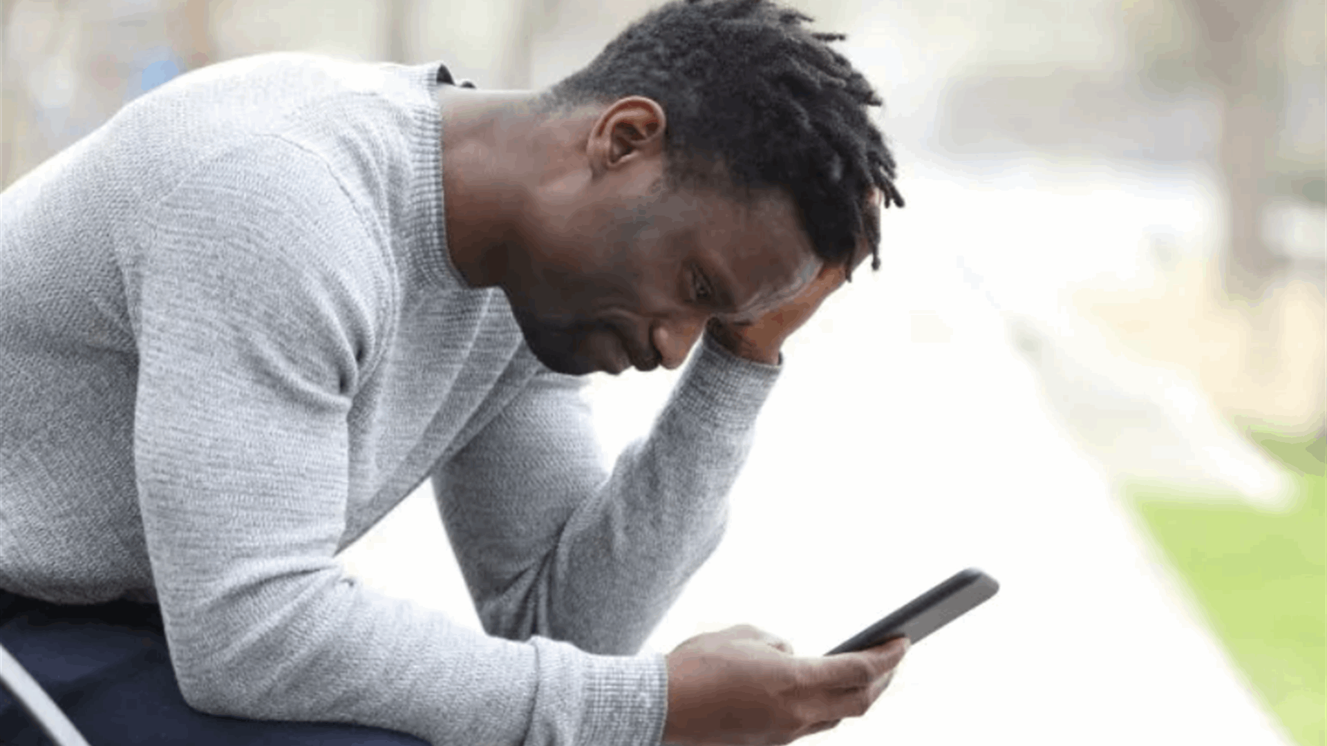 لماذا لا تستطيع التوقف عن ملاحقة شريكك السابق على وسائل التواصل الاجتماعي؟