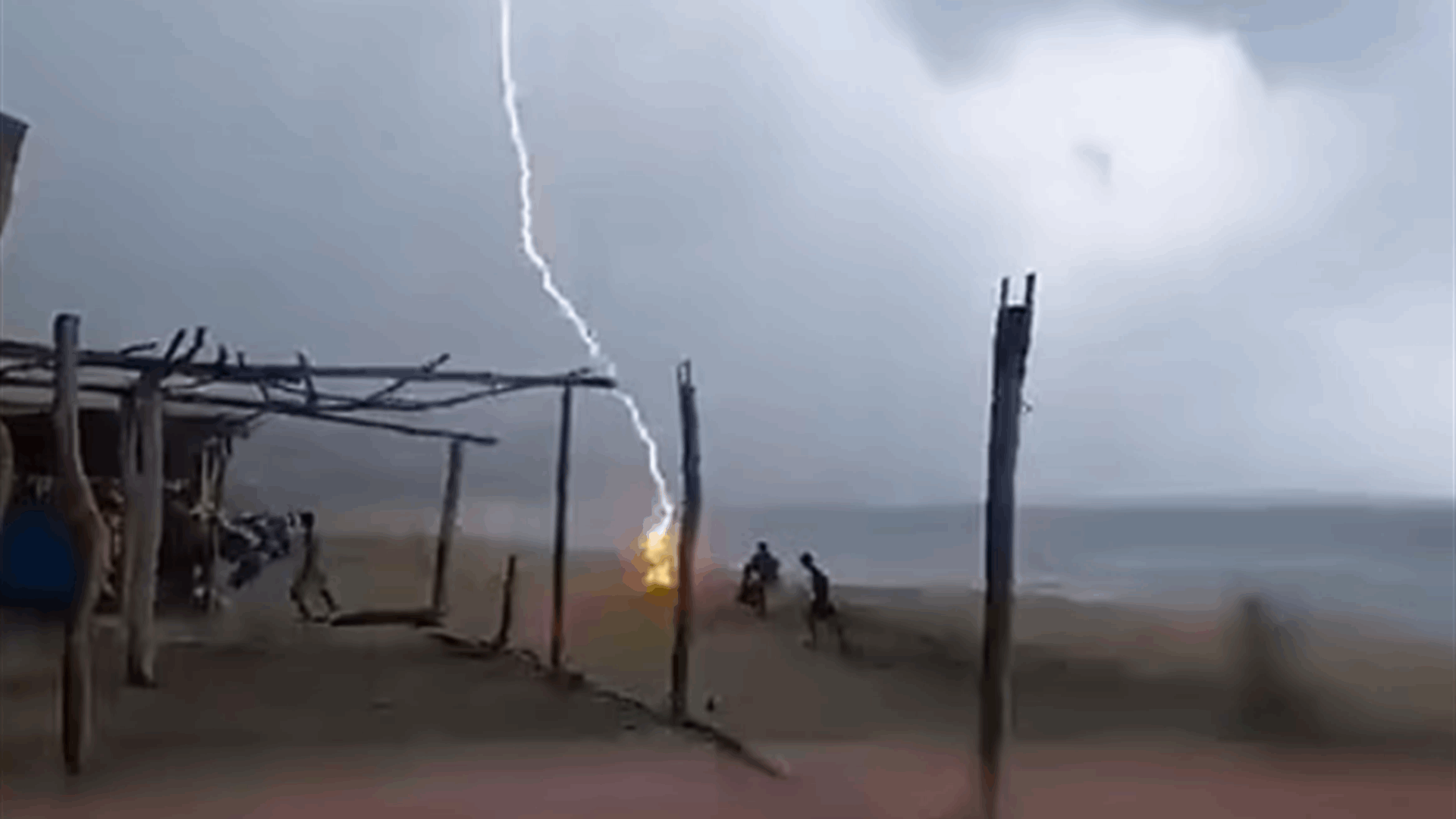 مأساة أثناء عاصفة رعدية ضخمة... ابنة الـ33 عاماً قتلها البرق: أصابتها الصاعقة ثم أسلمت الروح! (فيديو)