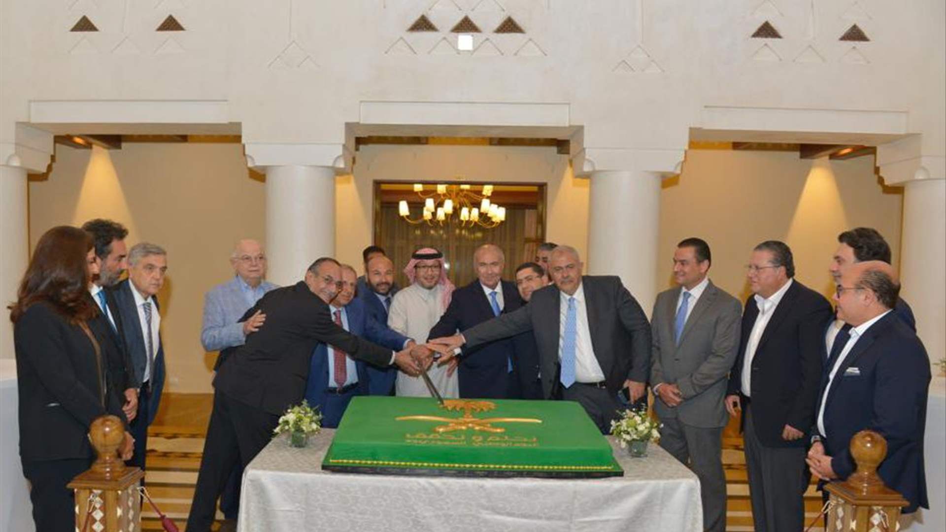 بخاري يضيء مبنى السفارة السعودية في منطقة بلِس - رأس بيروت 